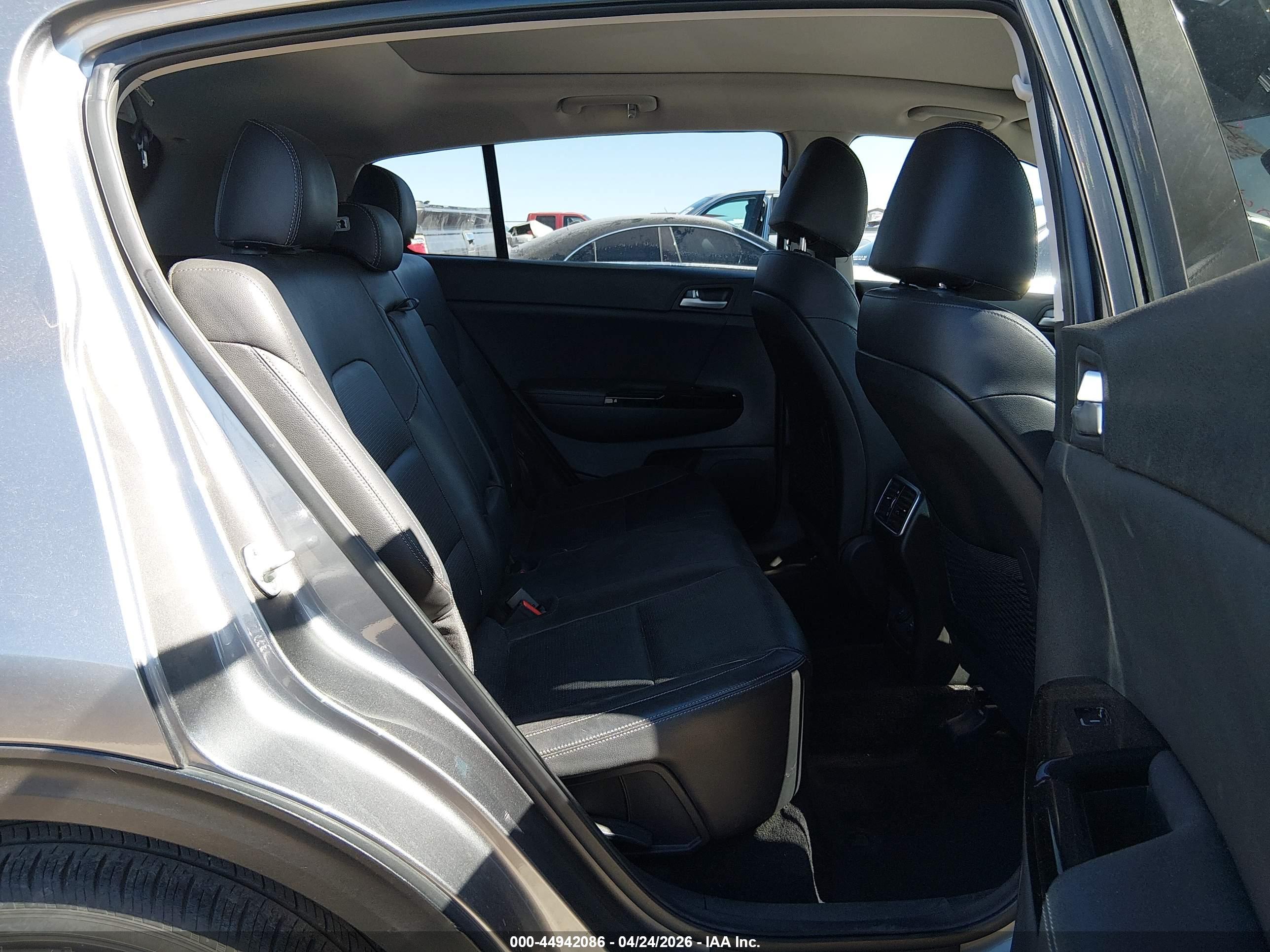 KIA SPORTAGE image 8