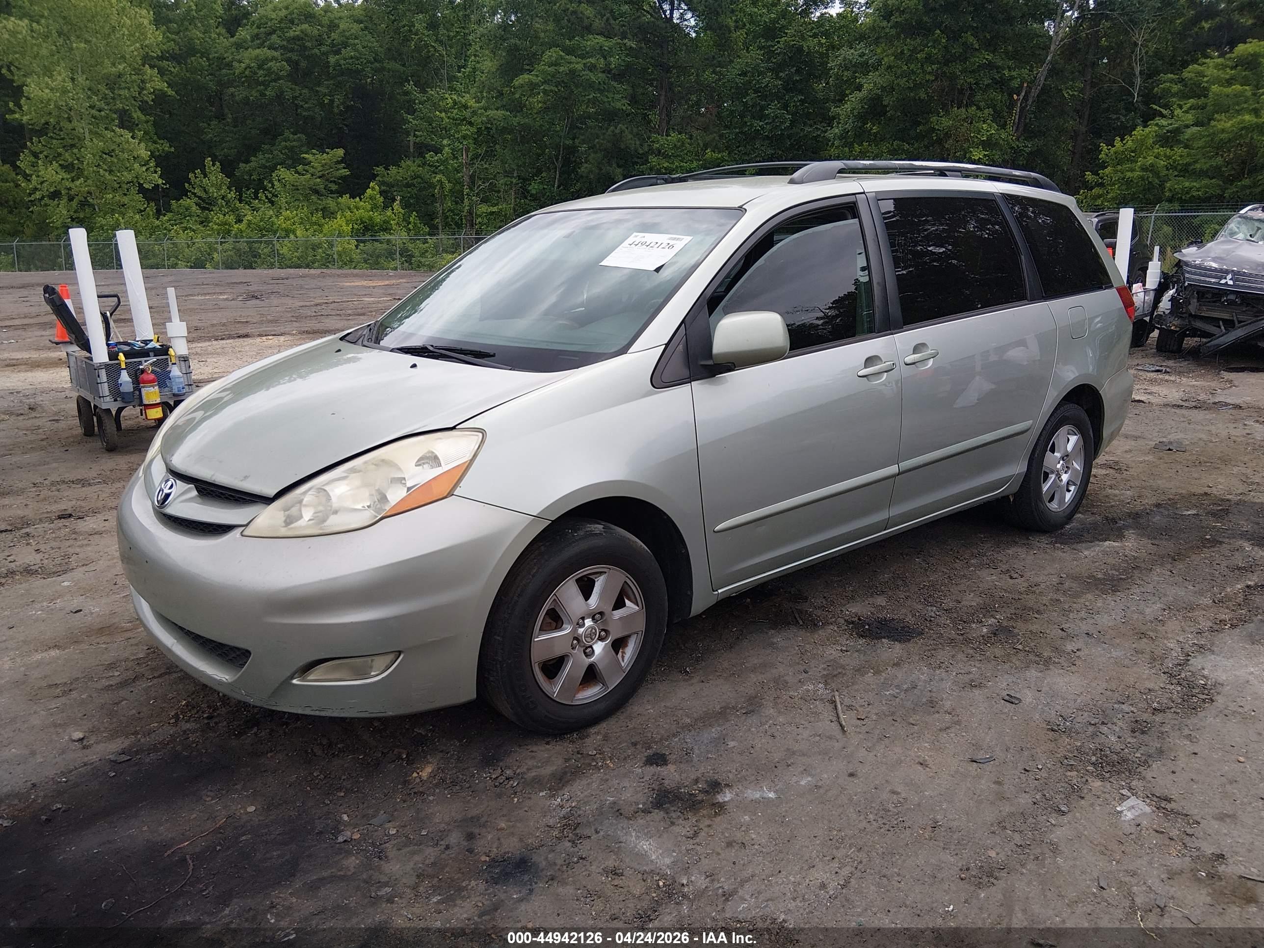 TOYOTA SIENNA image 2