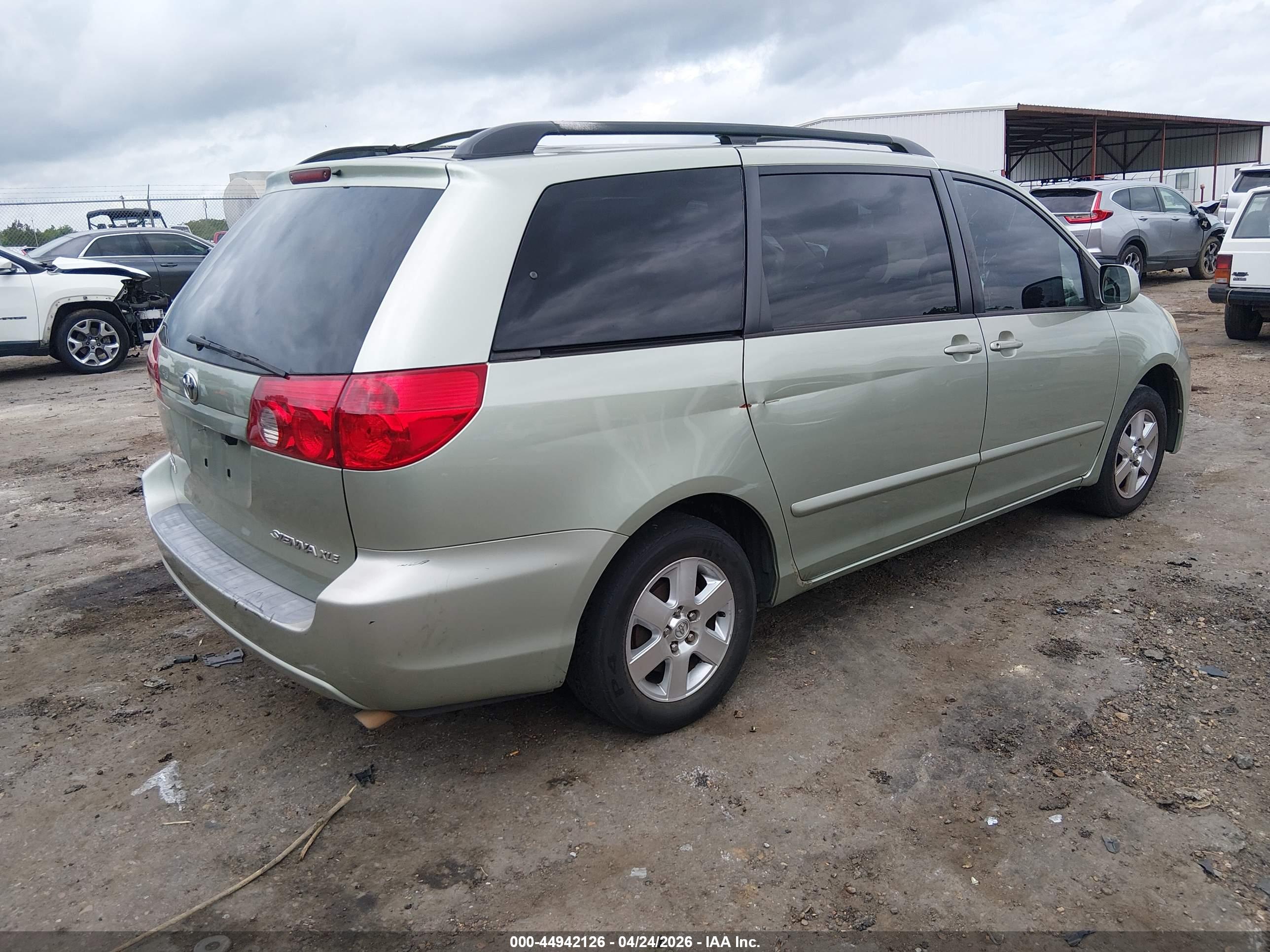 TOYOTA SIENNA image 4