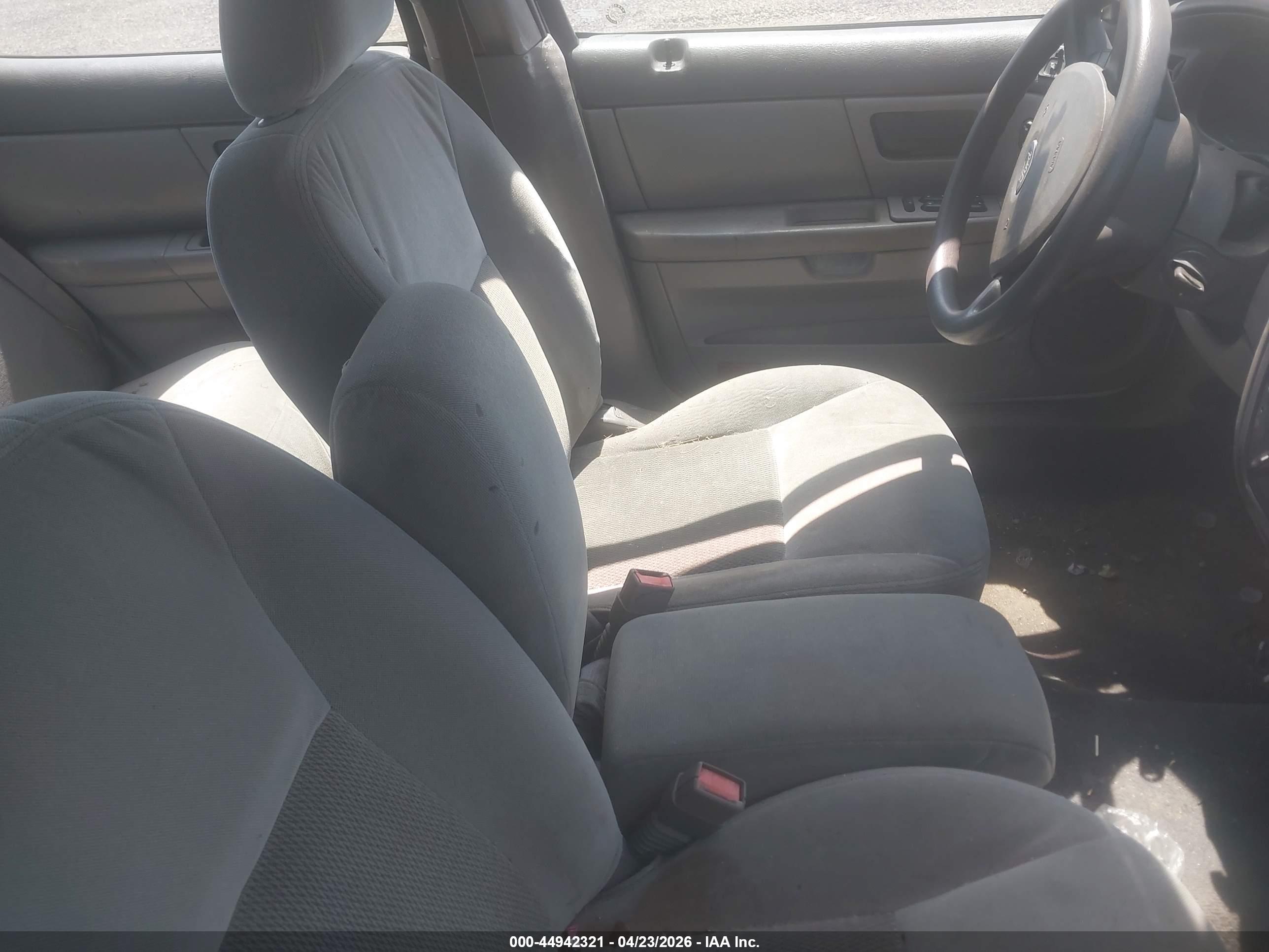 FORD TAURUS image 5