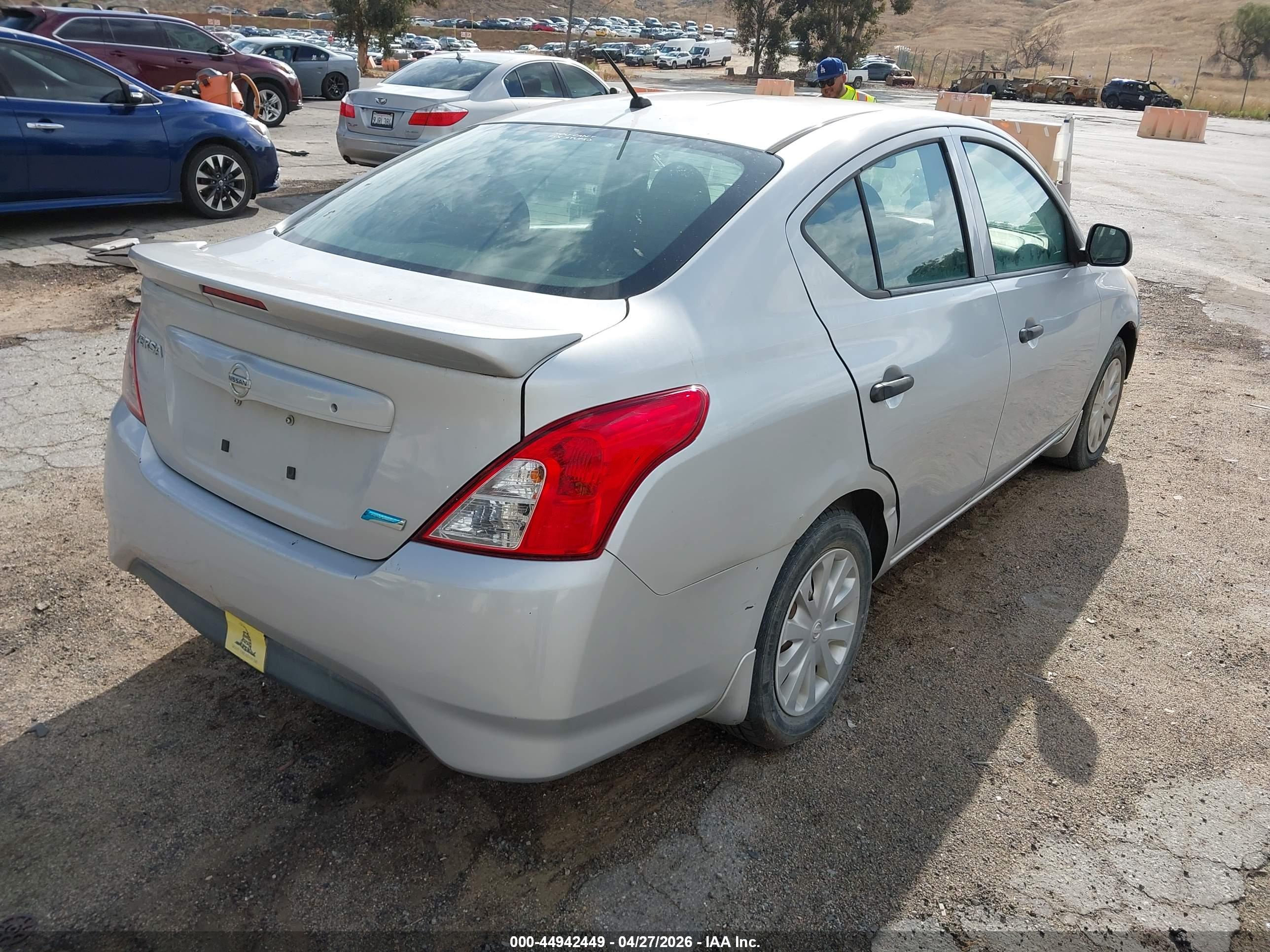 NISSAN VERSA image 4