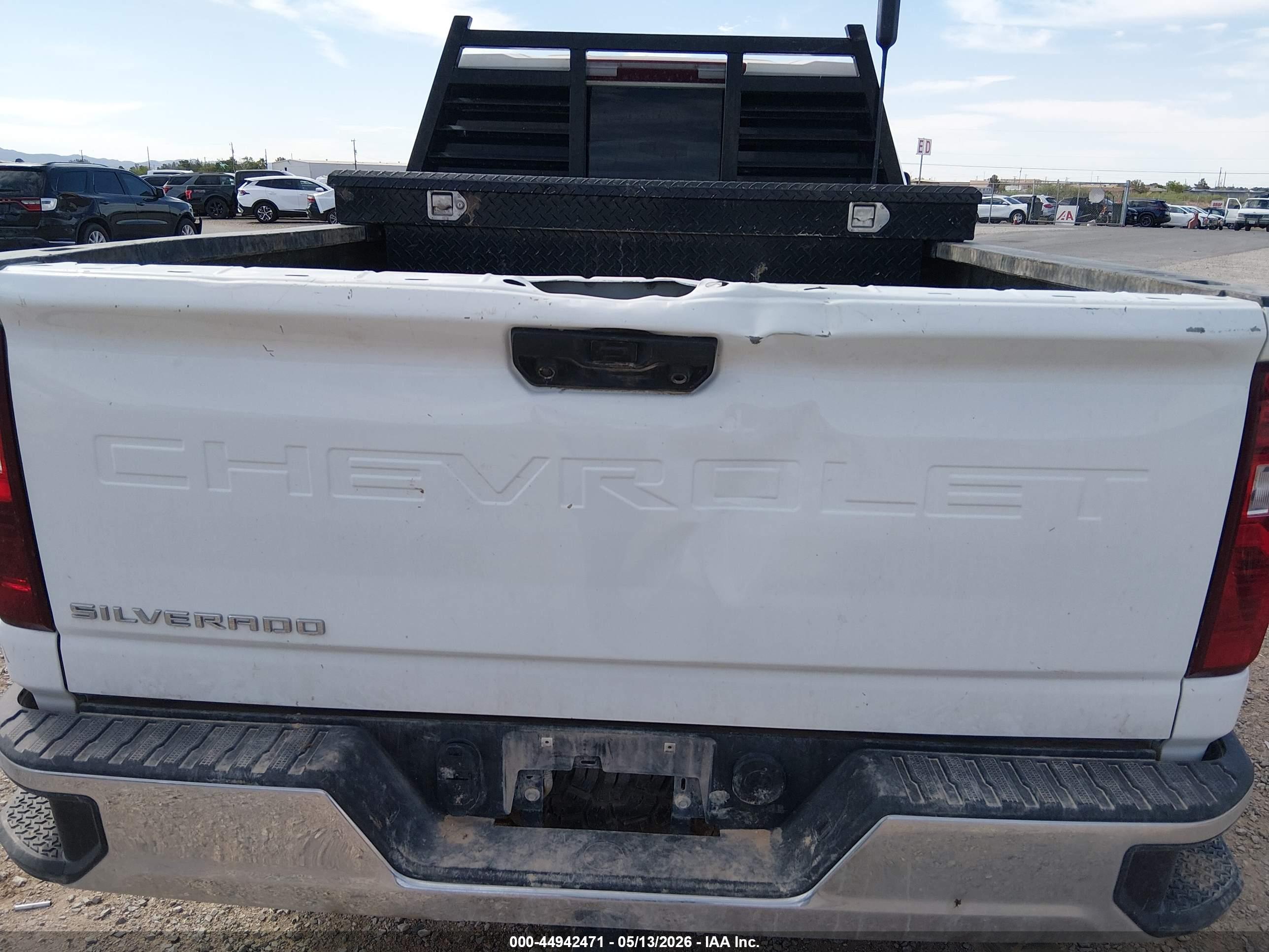 CHEVROLET SILVERADO image 6