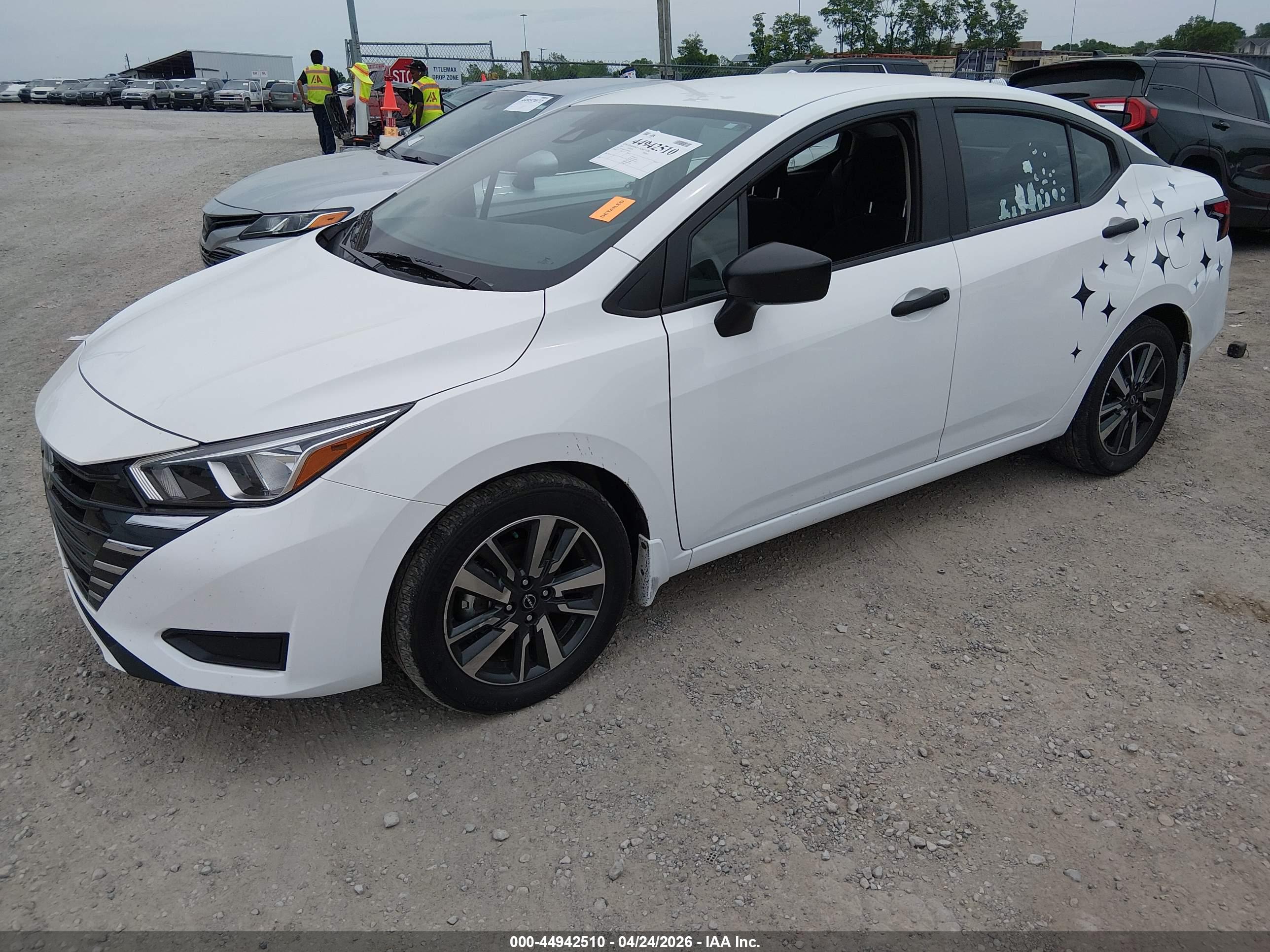 NISSAN VERSA image 2
