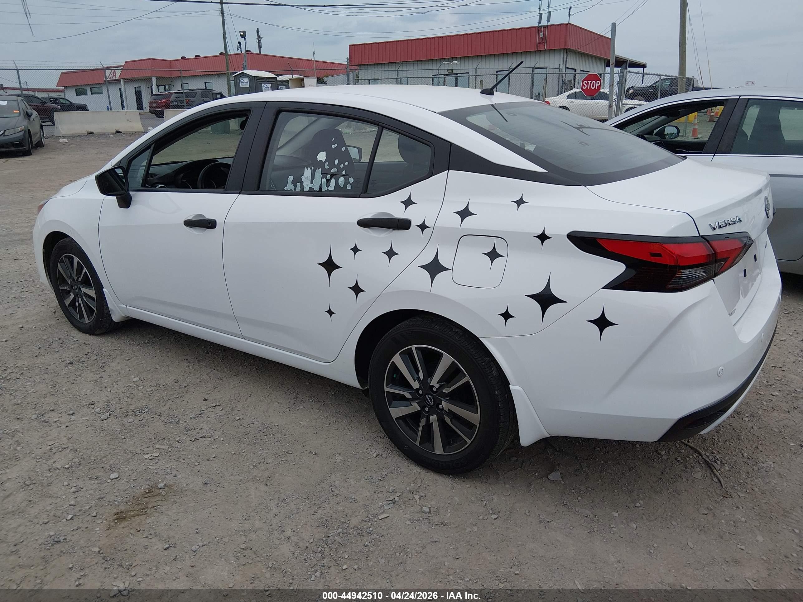NISSAN VERSA image 3