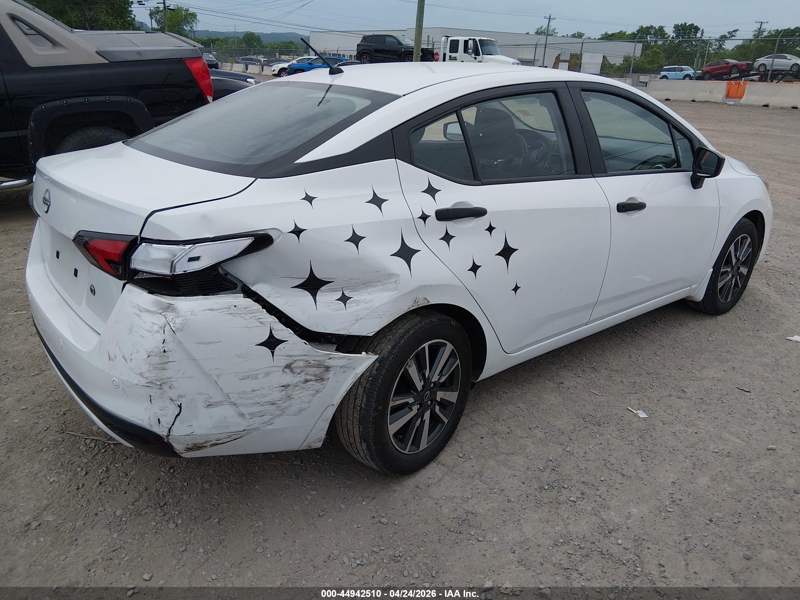 NISSAN VERSA image 4