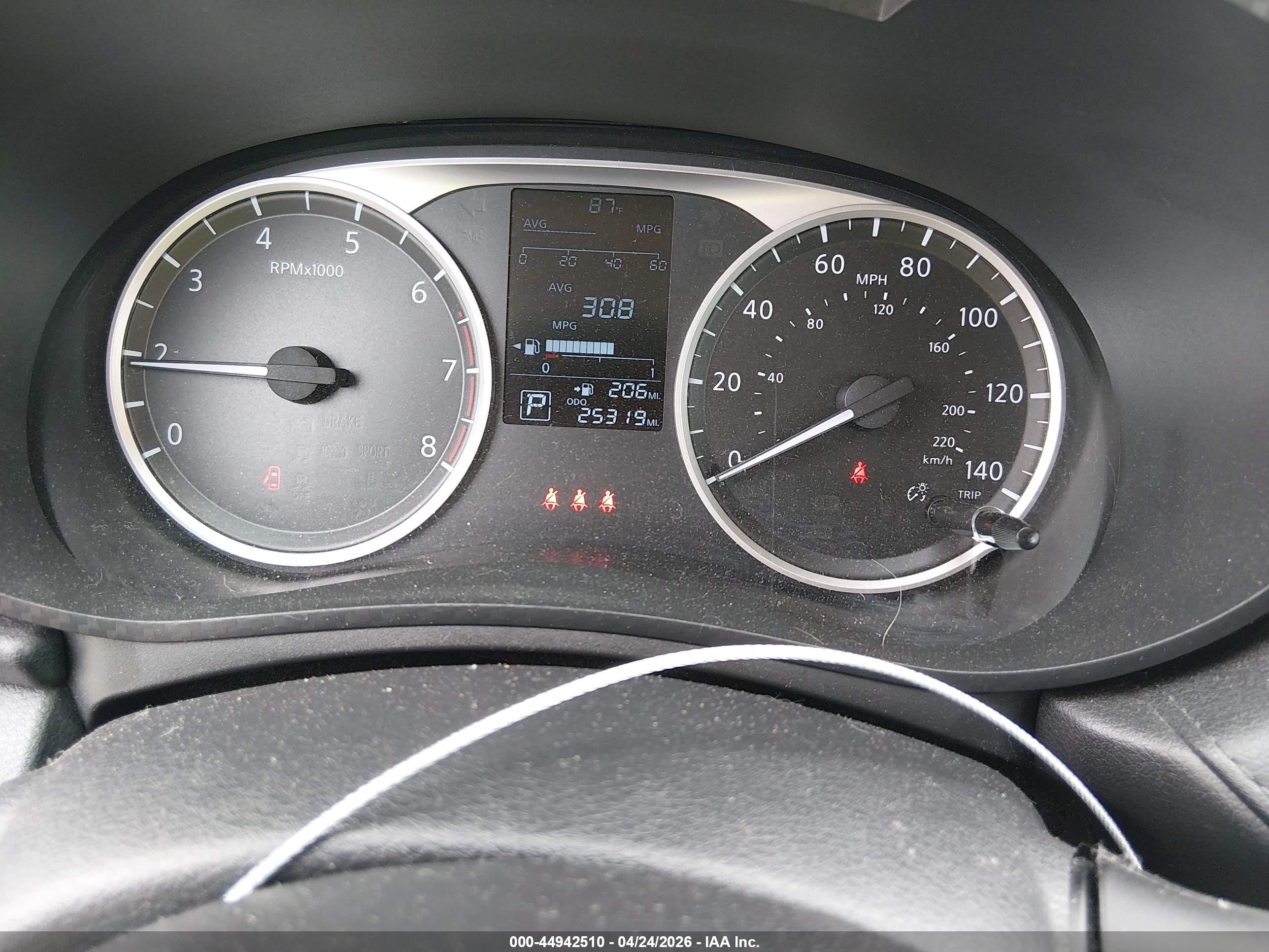 NISSAN VERSA image 7