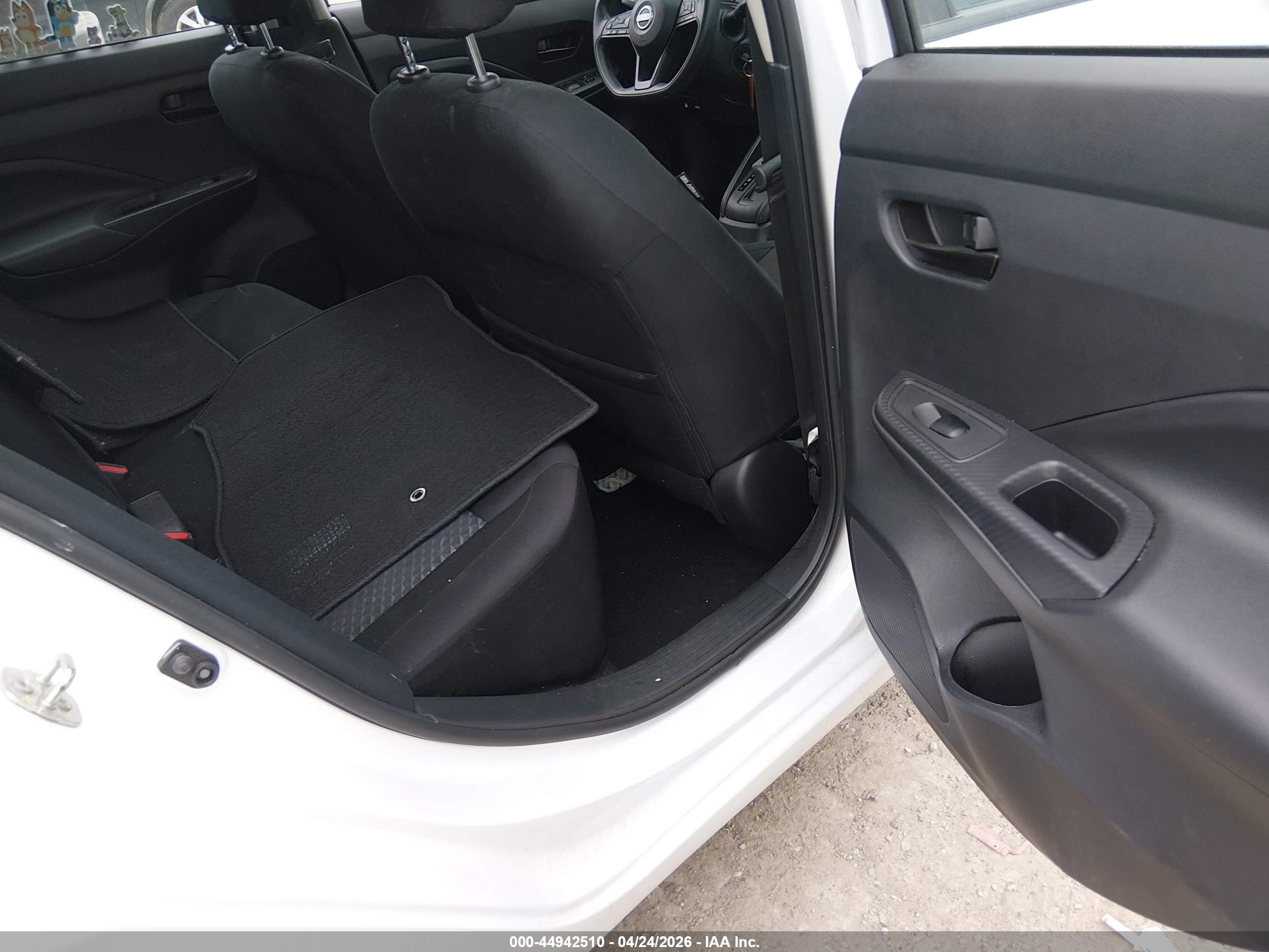 NISSAN VERSA image 8