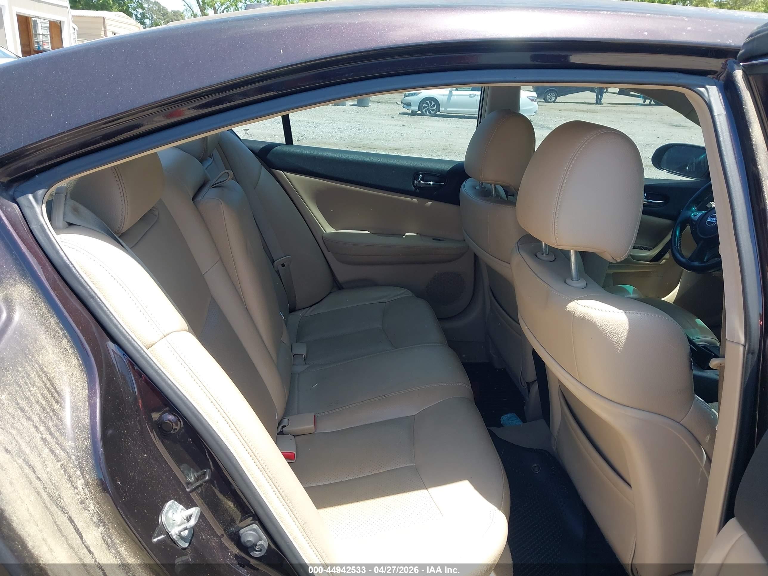 NISSAN MAXIMA image 8