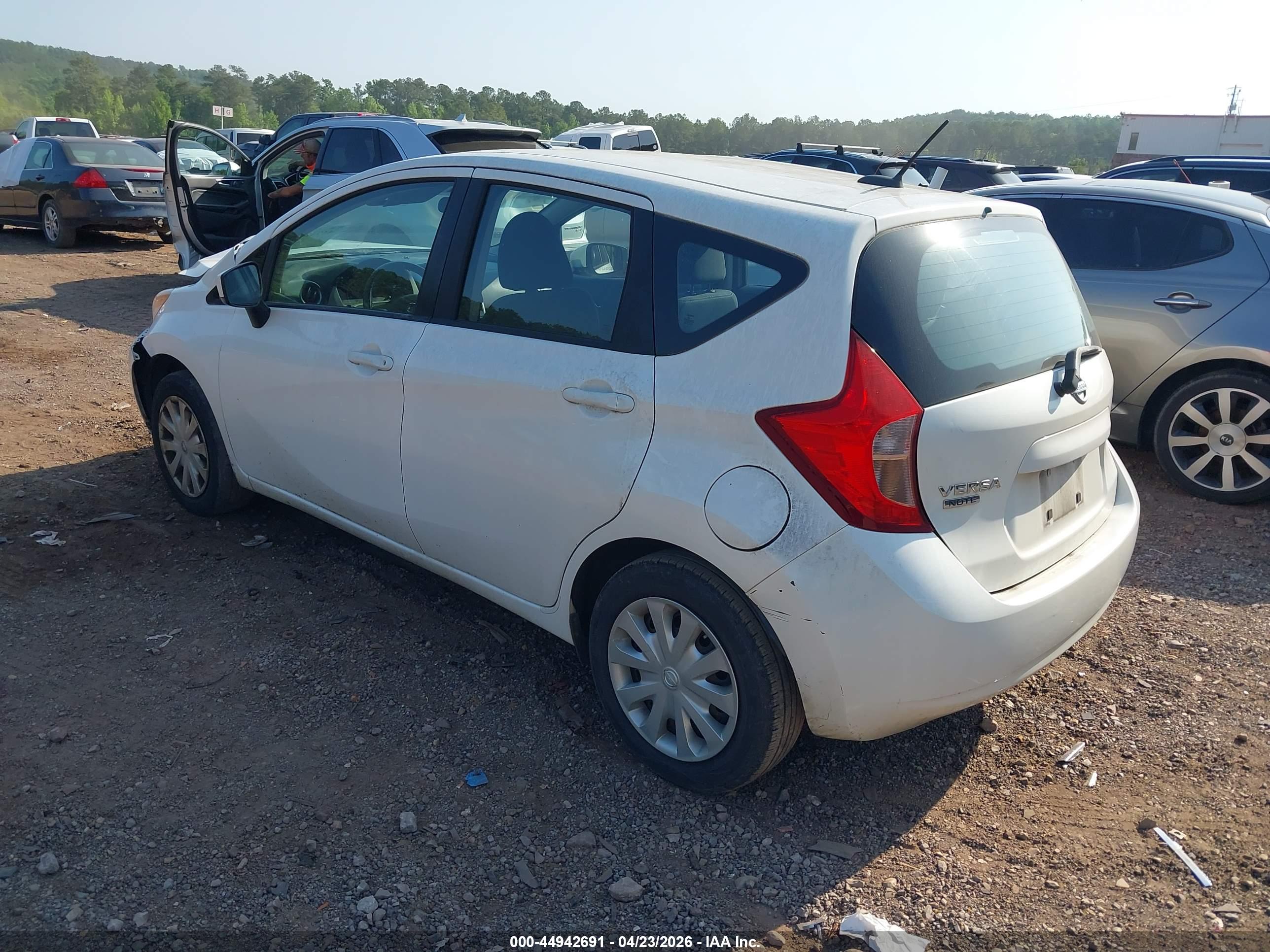 NISSAN VERSA image 3