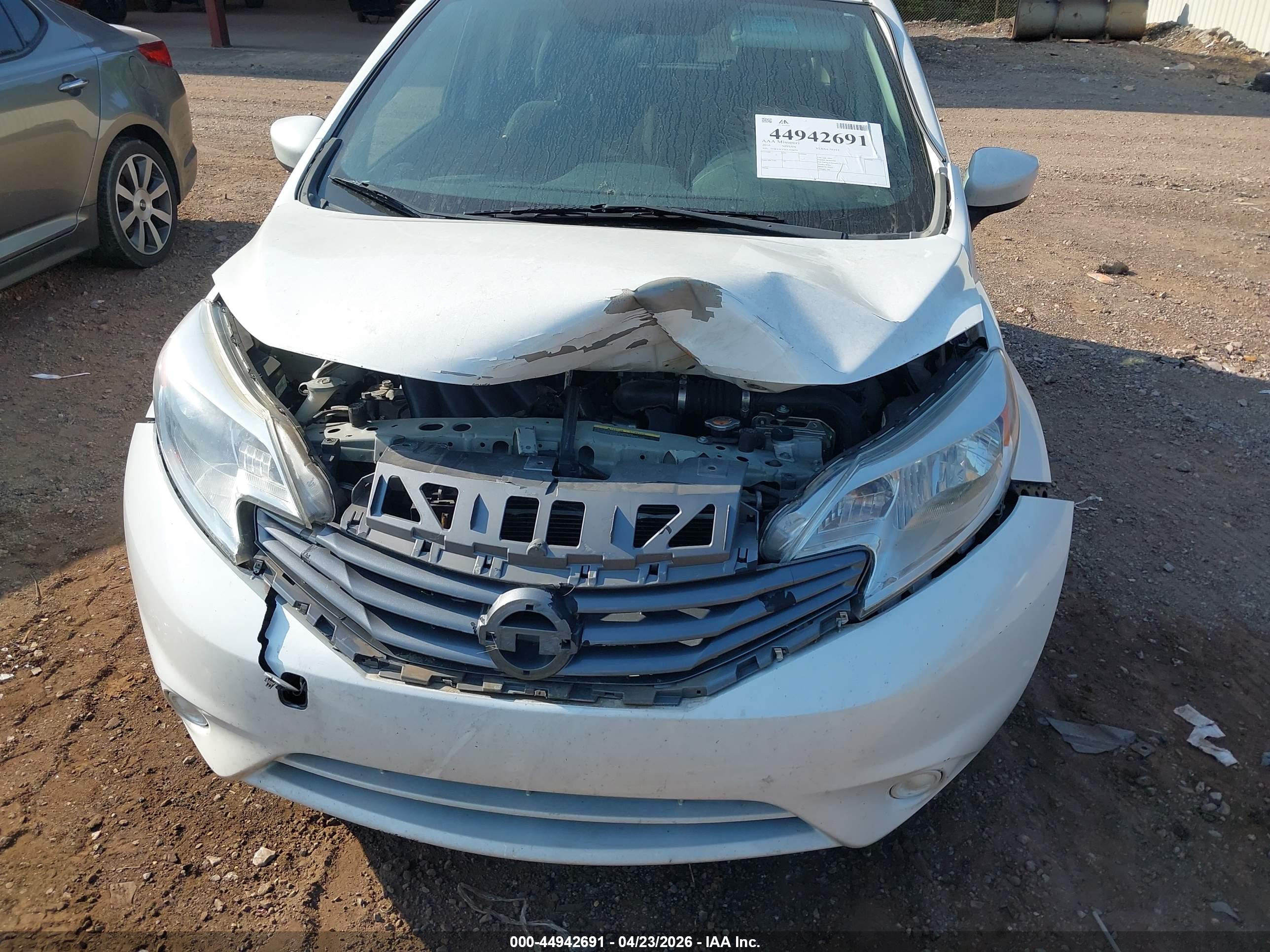 NISSAN VERSA image 6