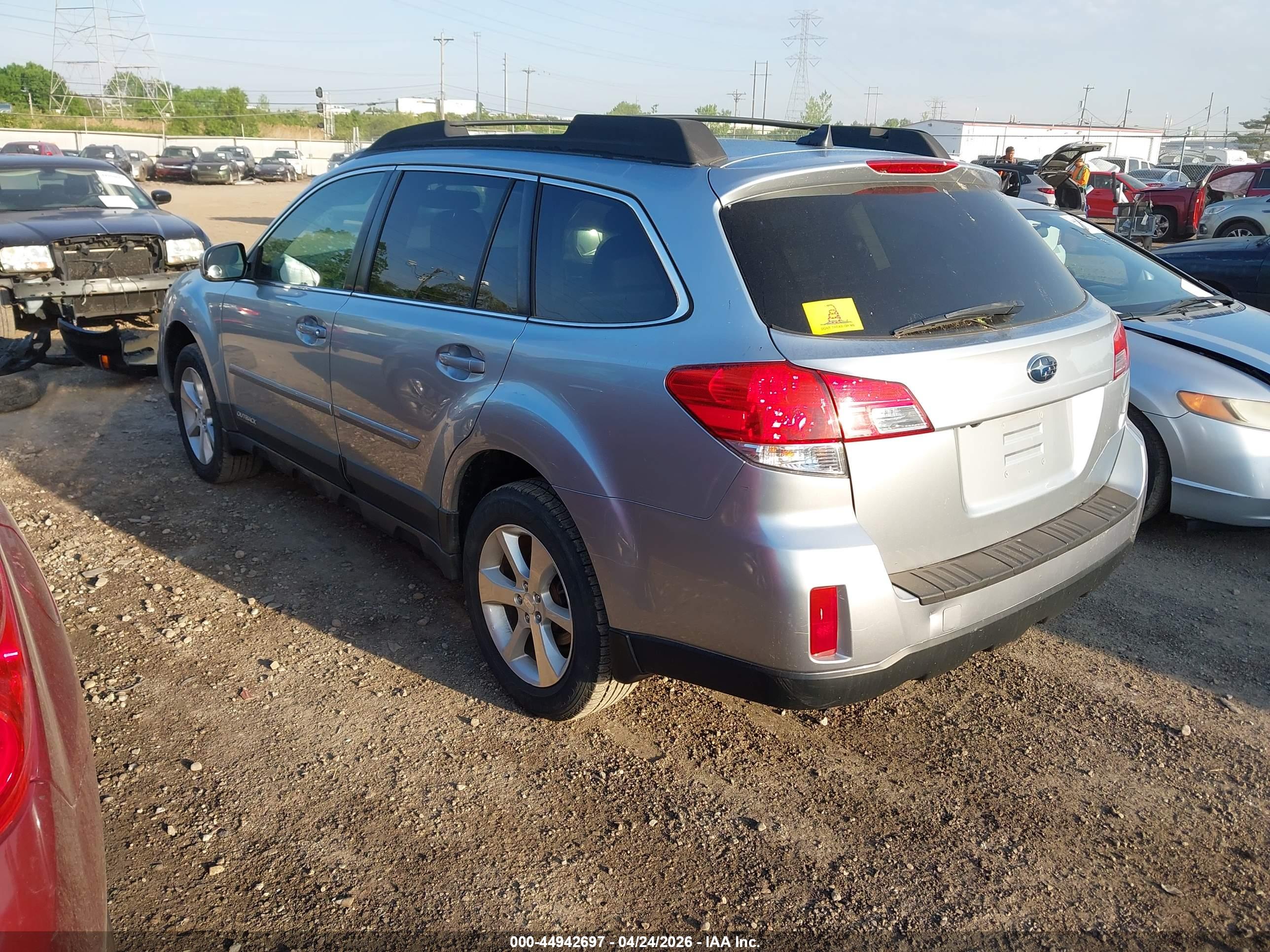 SUBARU OUTBACK image 3