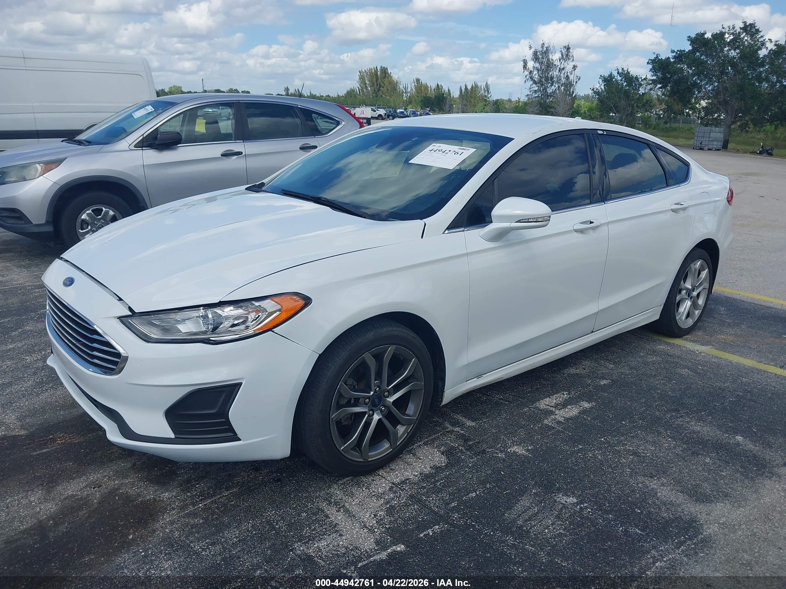 FORD FUSION image 2