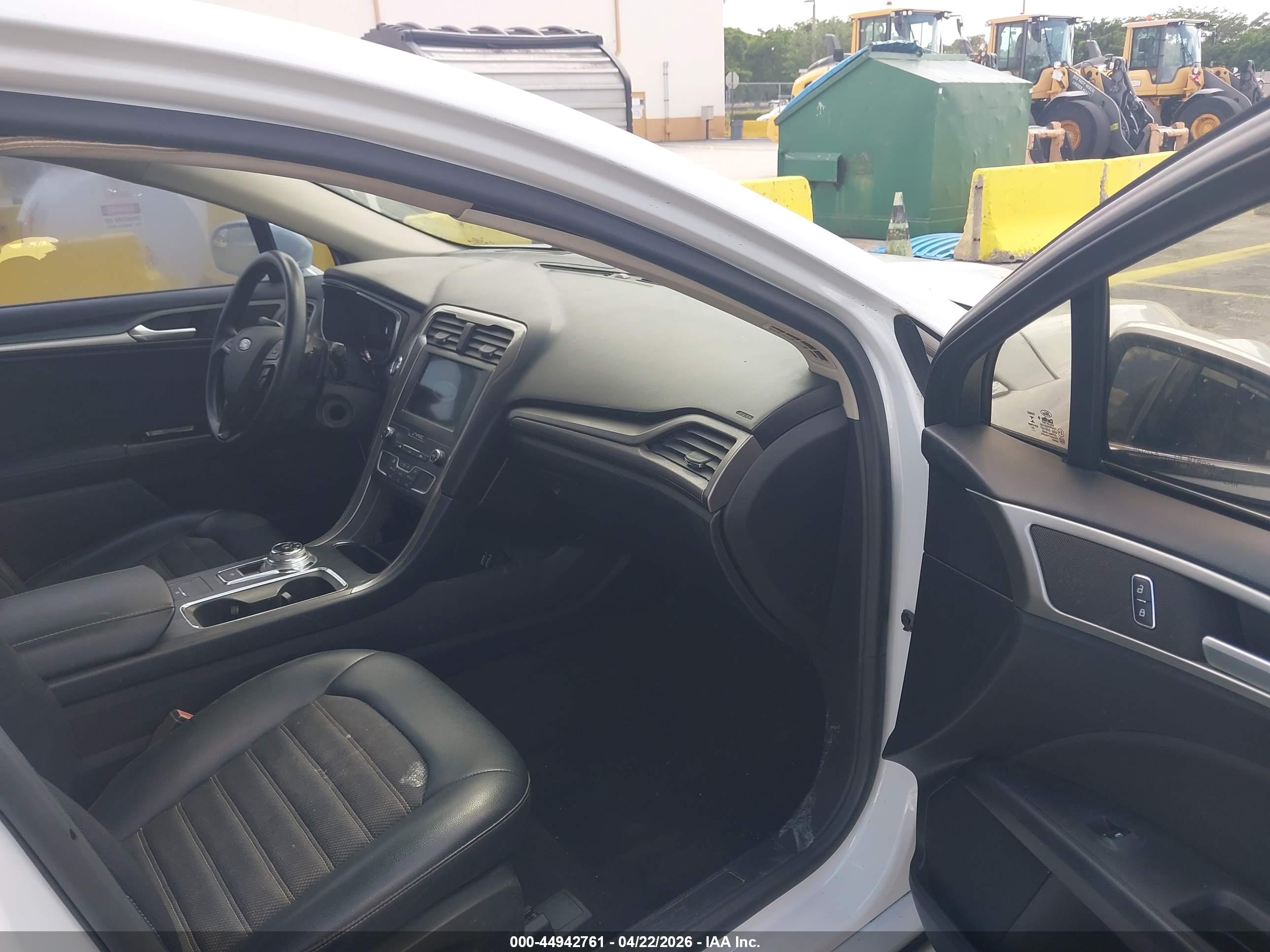 FORD FUSION image 5