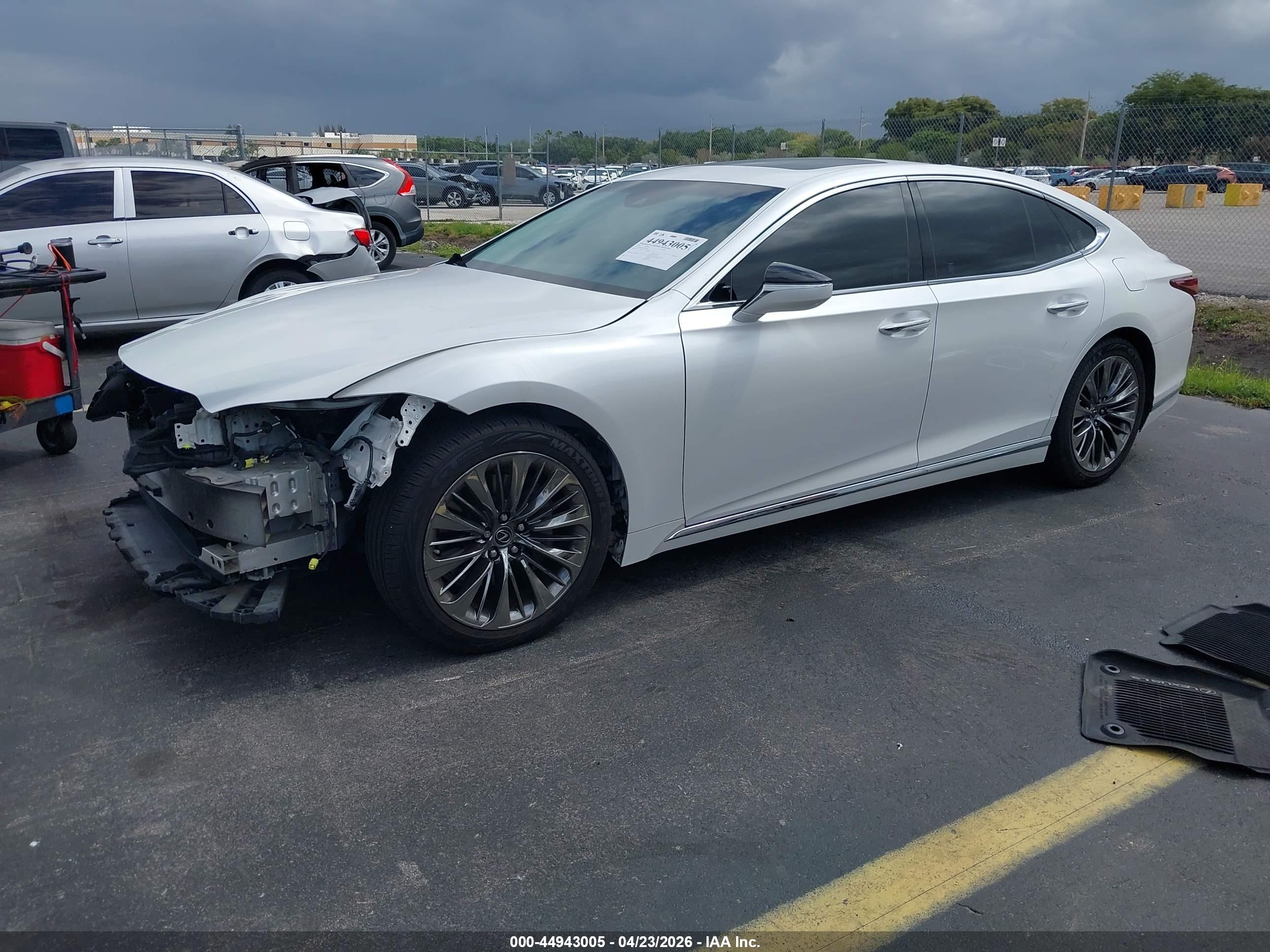LEXUS LS image 2