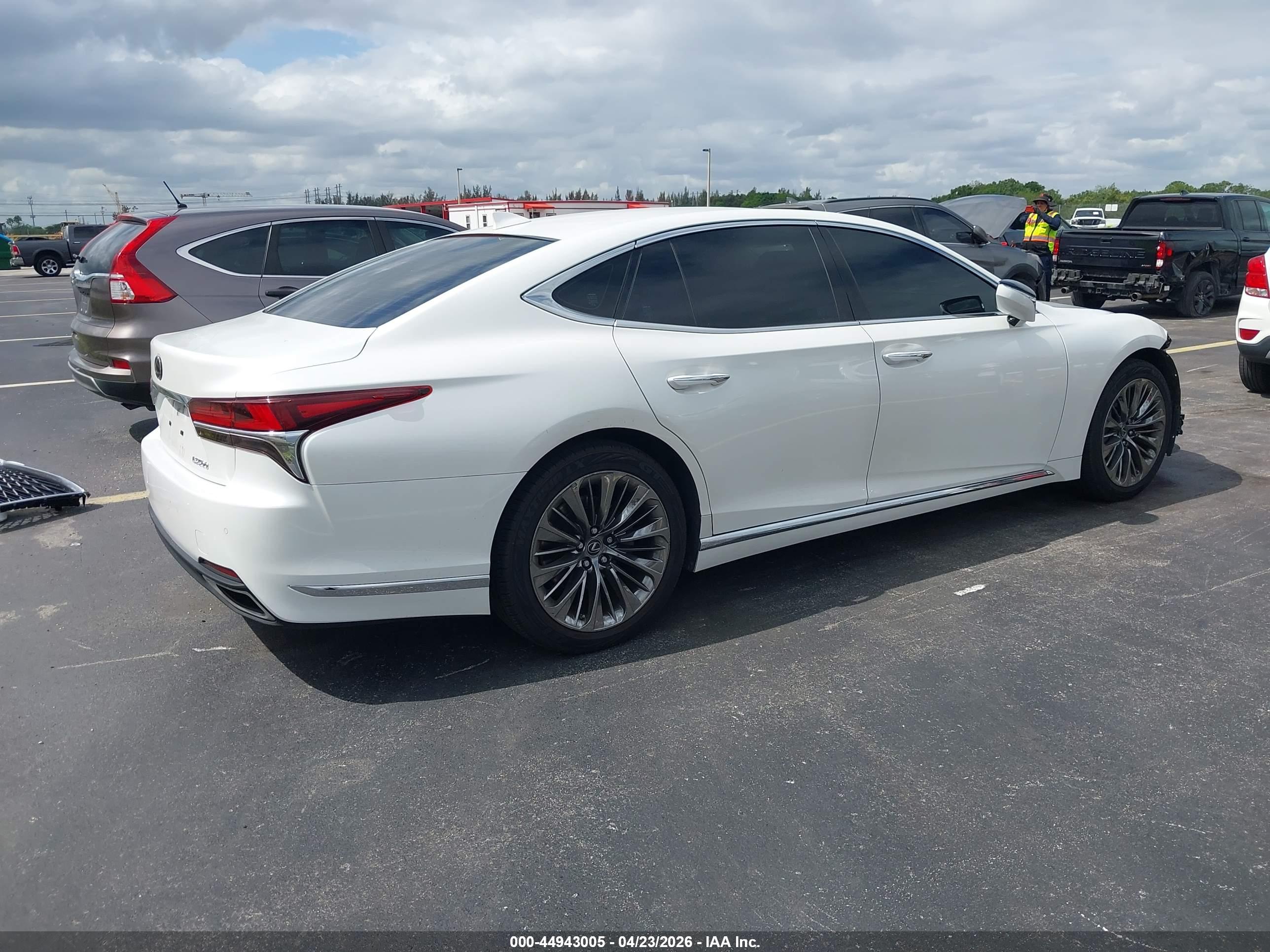 LEXUS LS image 4