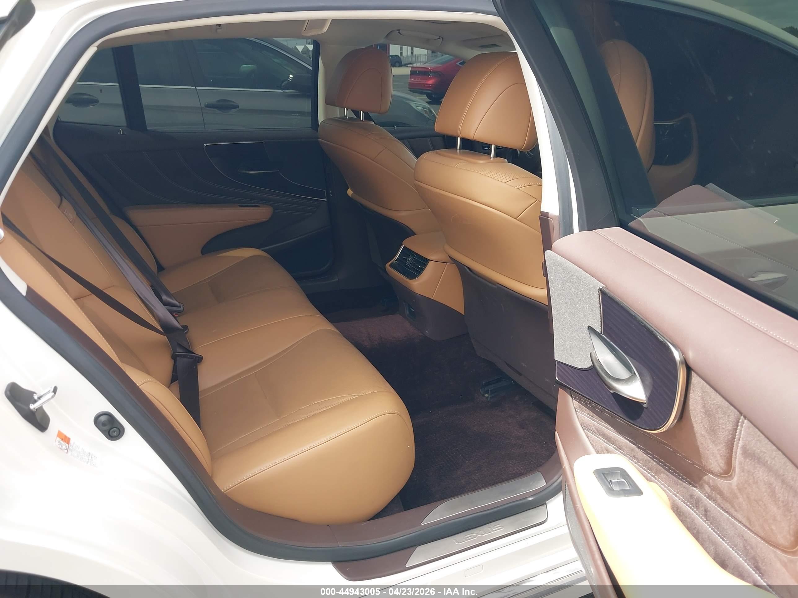 LEXUS LS image 8