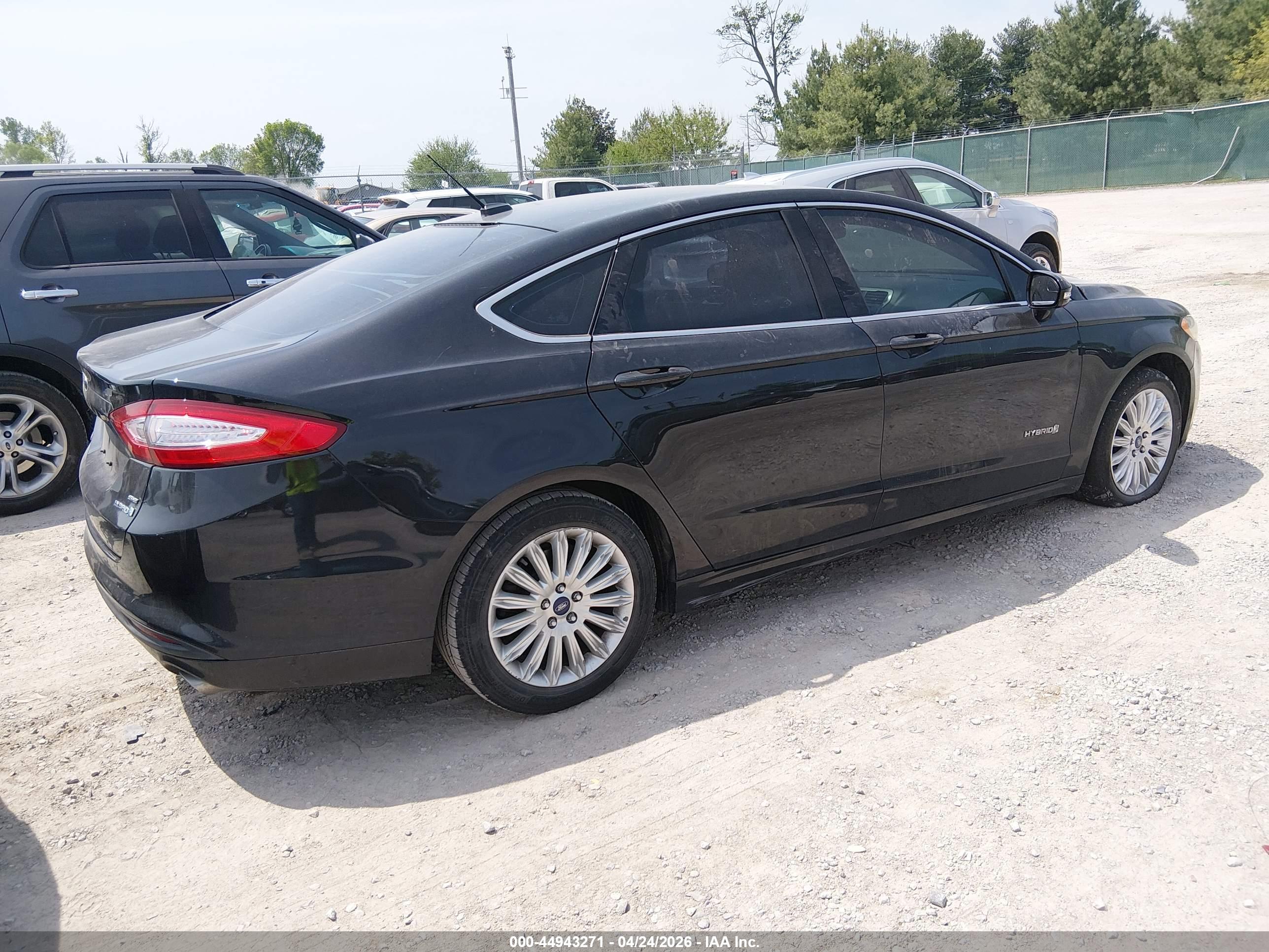 FORD FUSION image 4