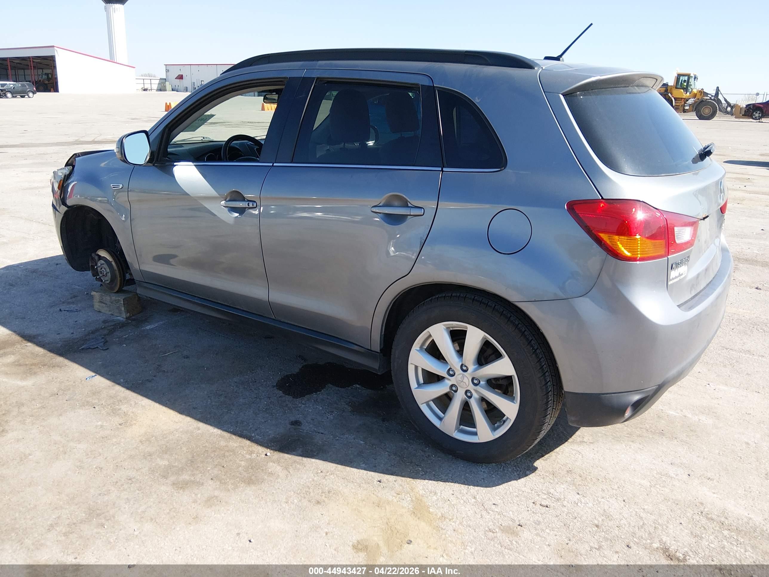 MITSUBISHI OUTLANDER image 3