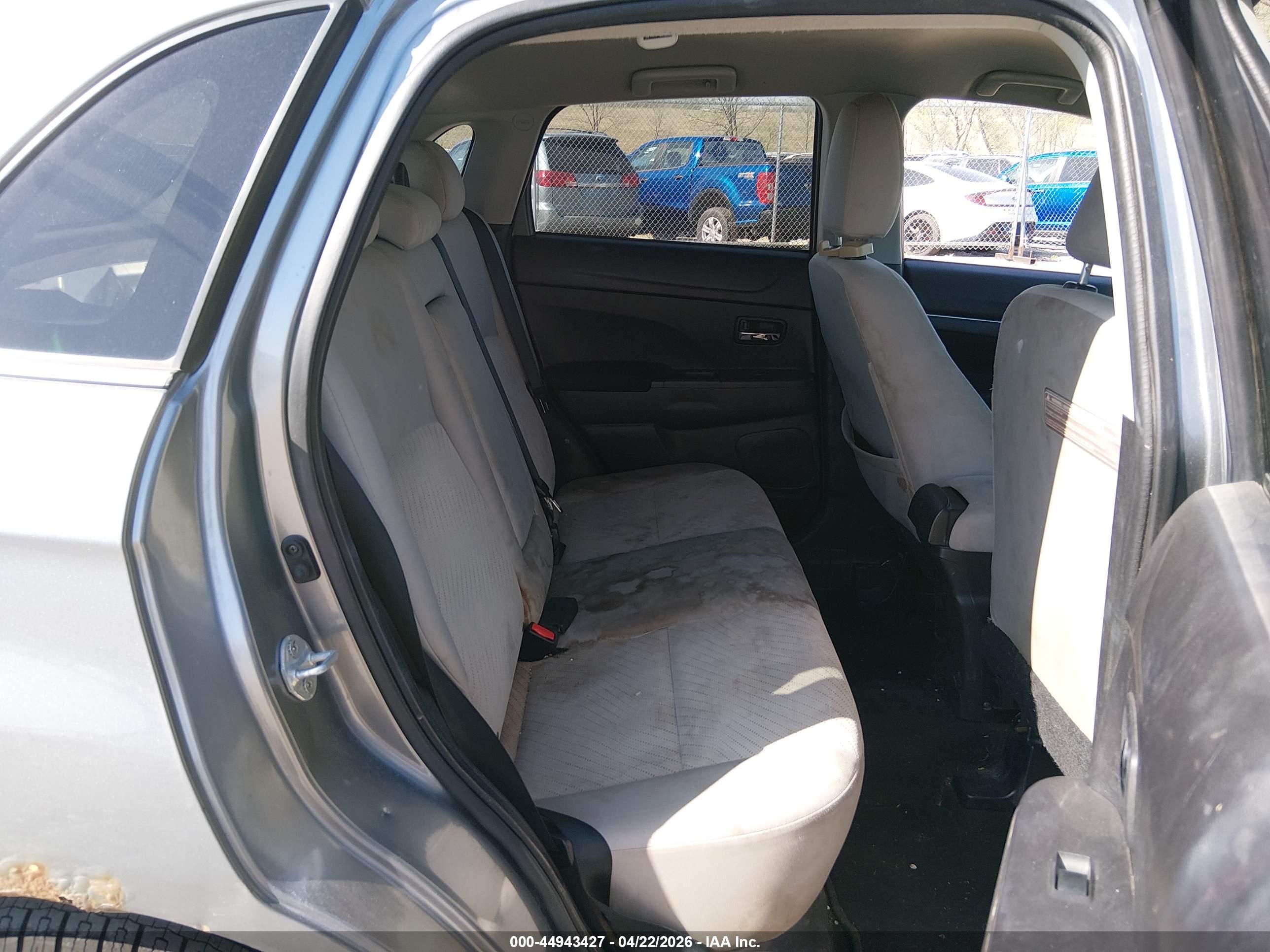 MITSUBISHI OUTLANDER image 8