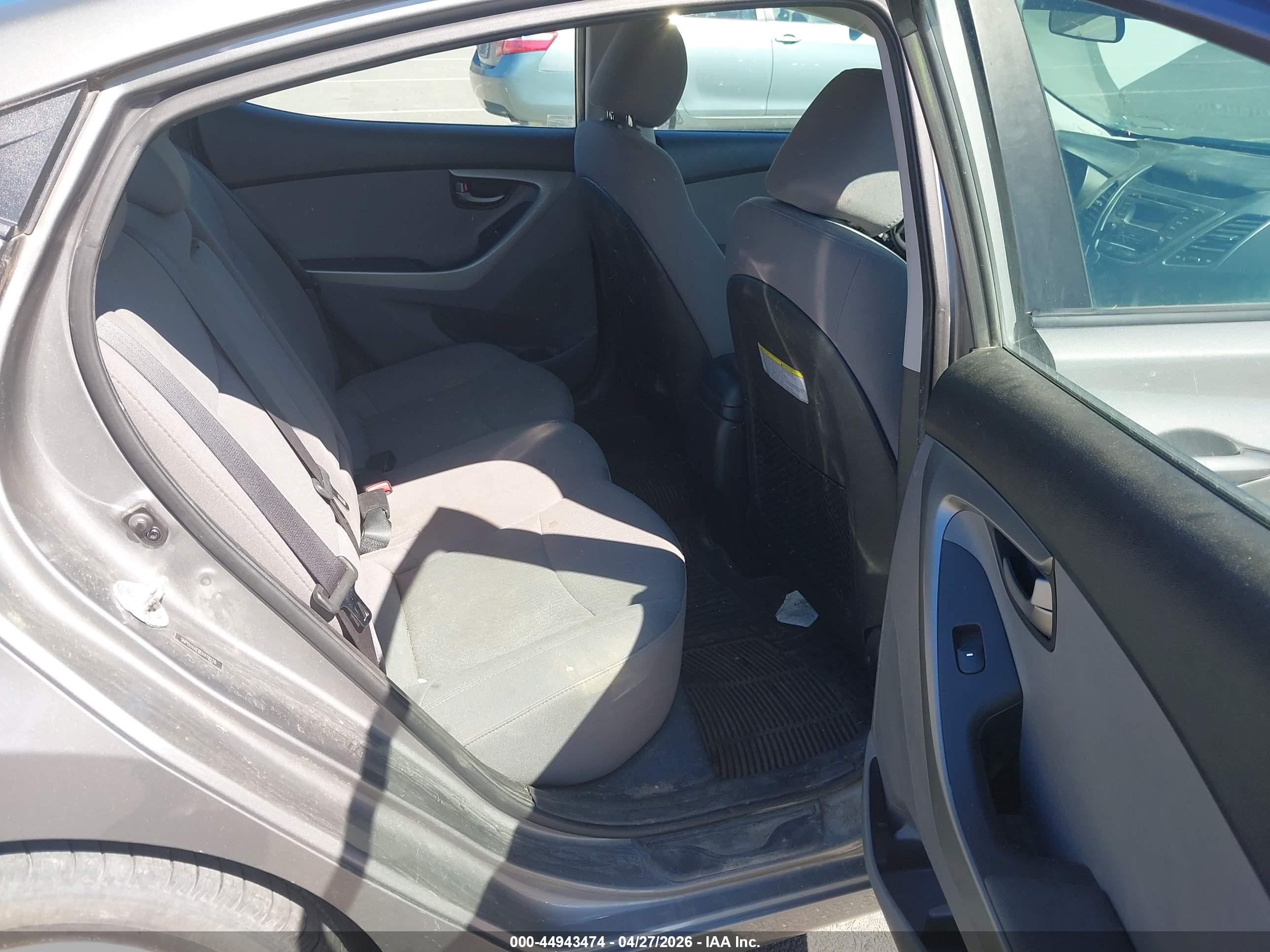 HYUNDAI ELANTRA image 8