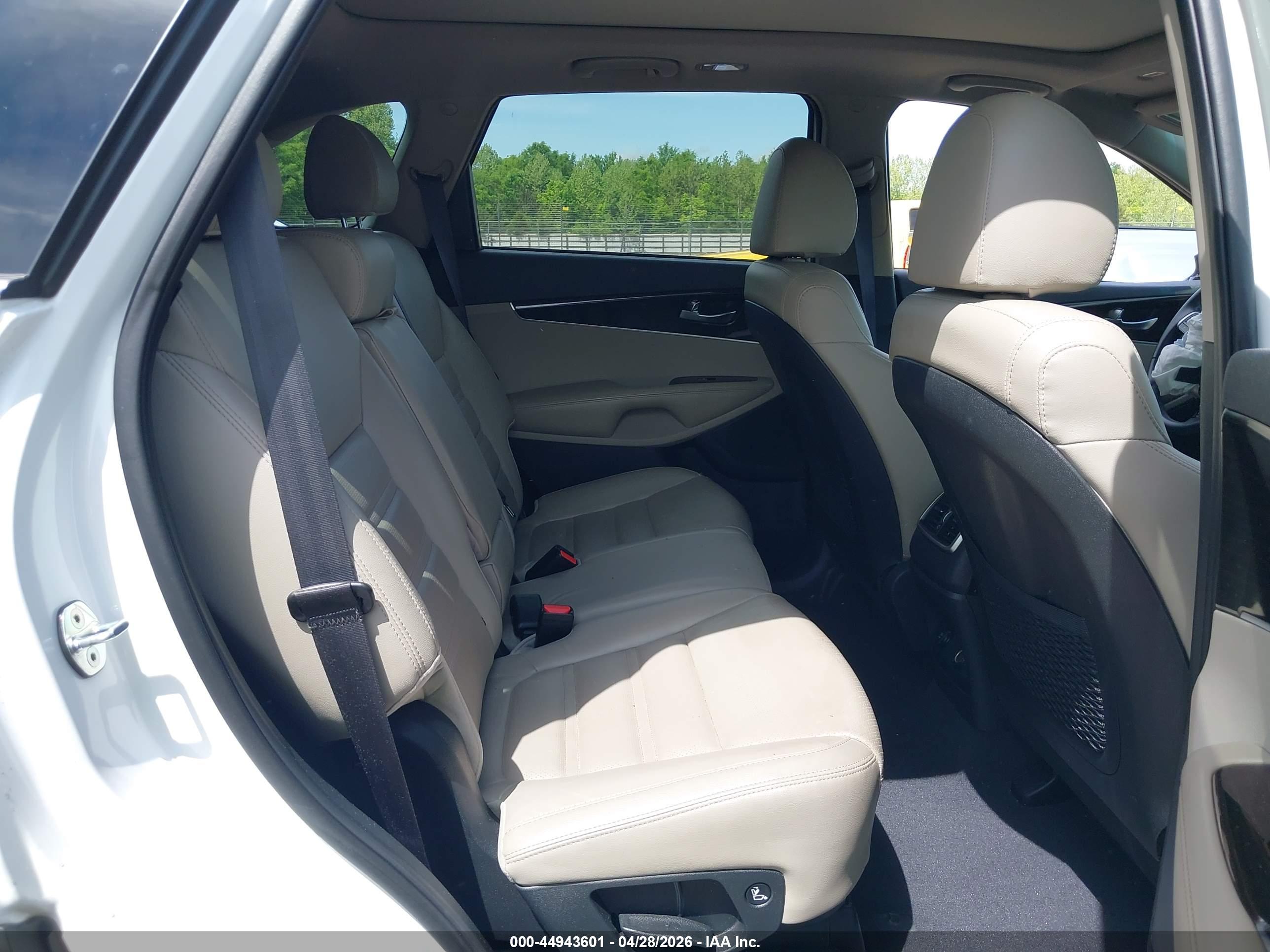 KIA SORENTO image 8