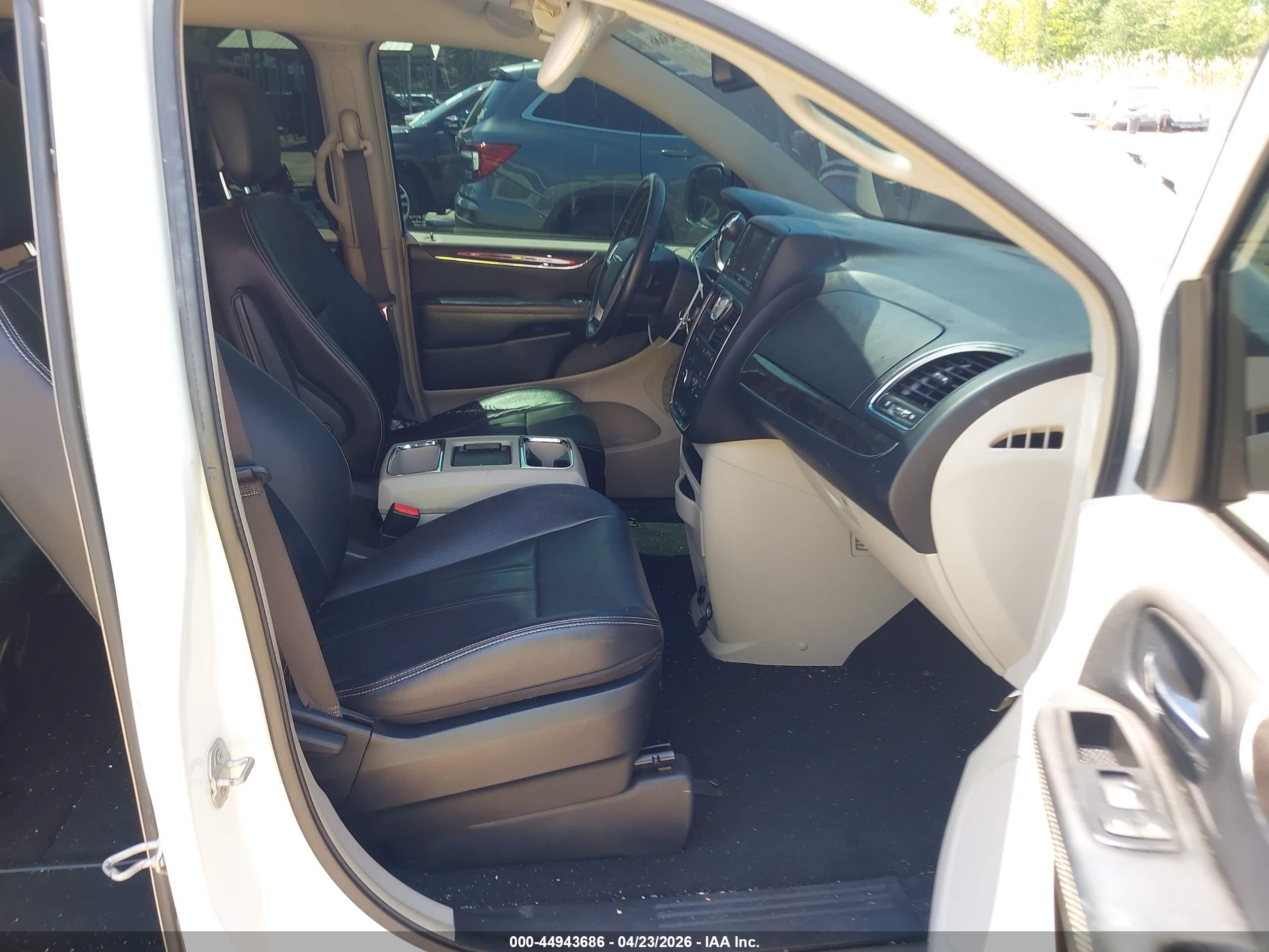 CHRYSLER TOWN image 5