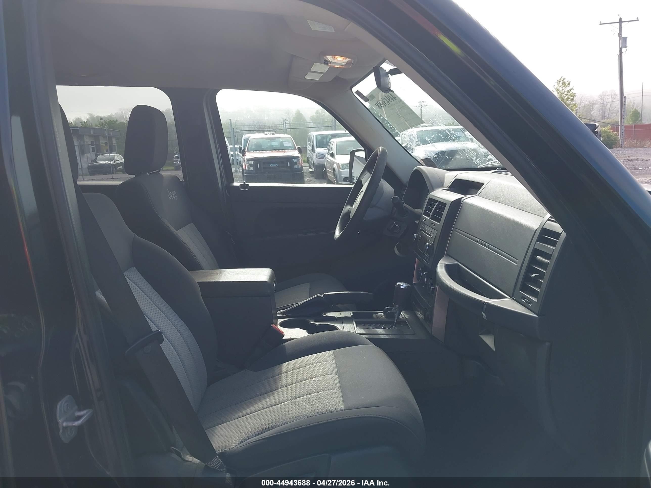 JEEP LIBERTY image 5