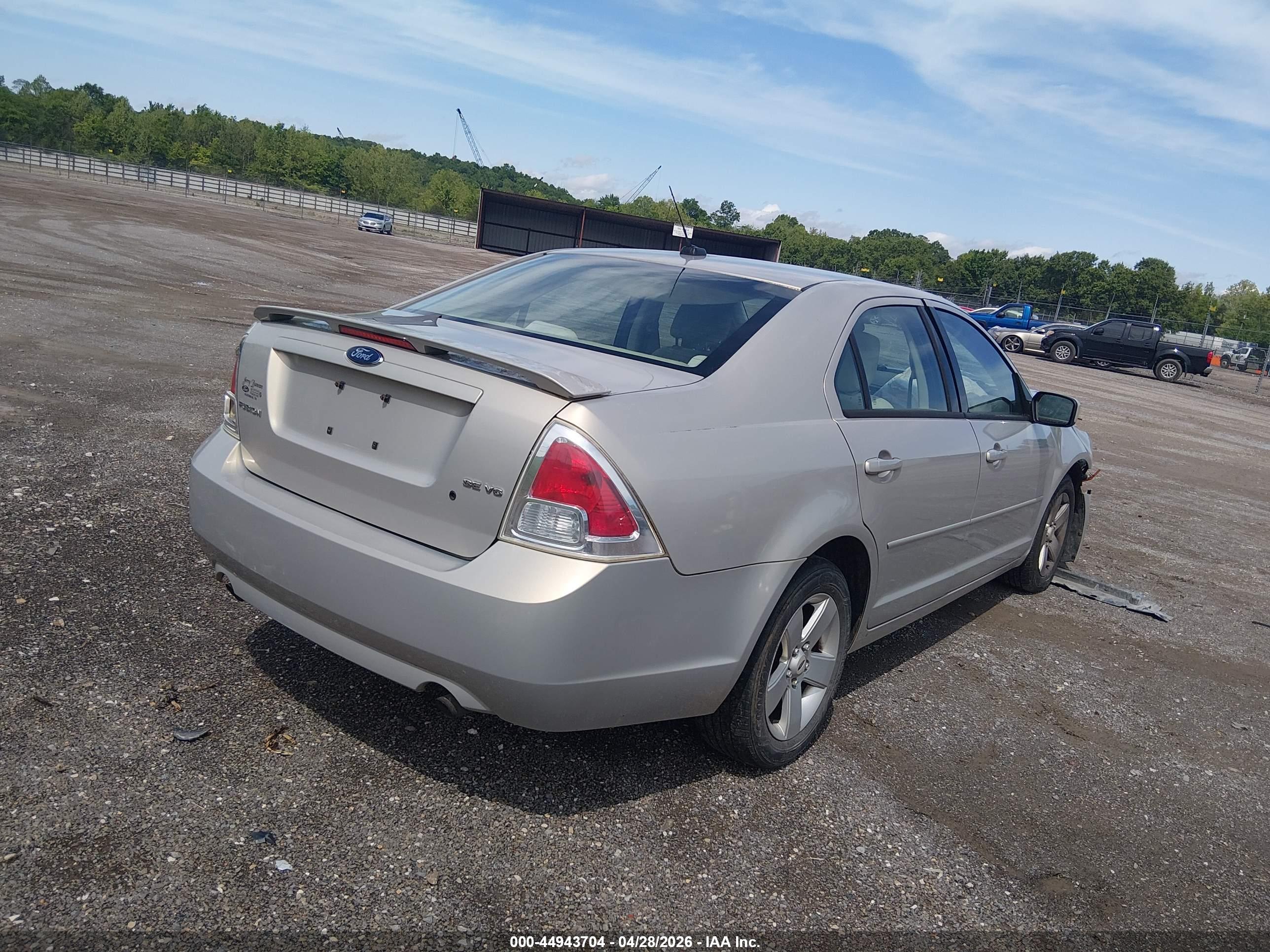 FORD FUSION image 4