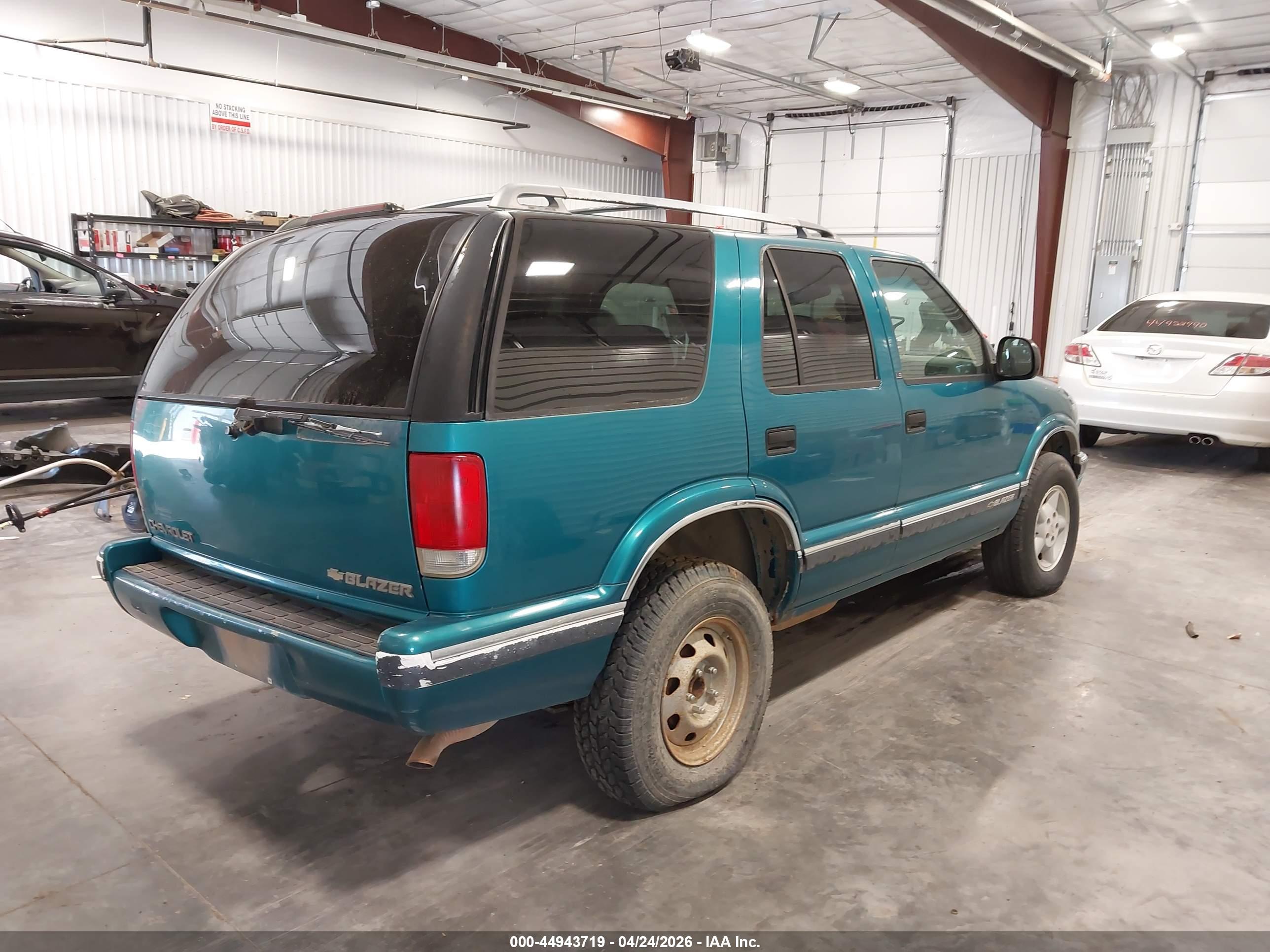 CHEVROLET BLAZER image 4