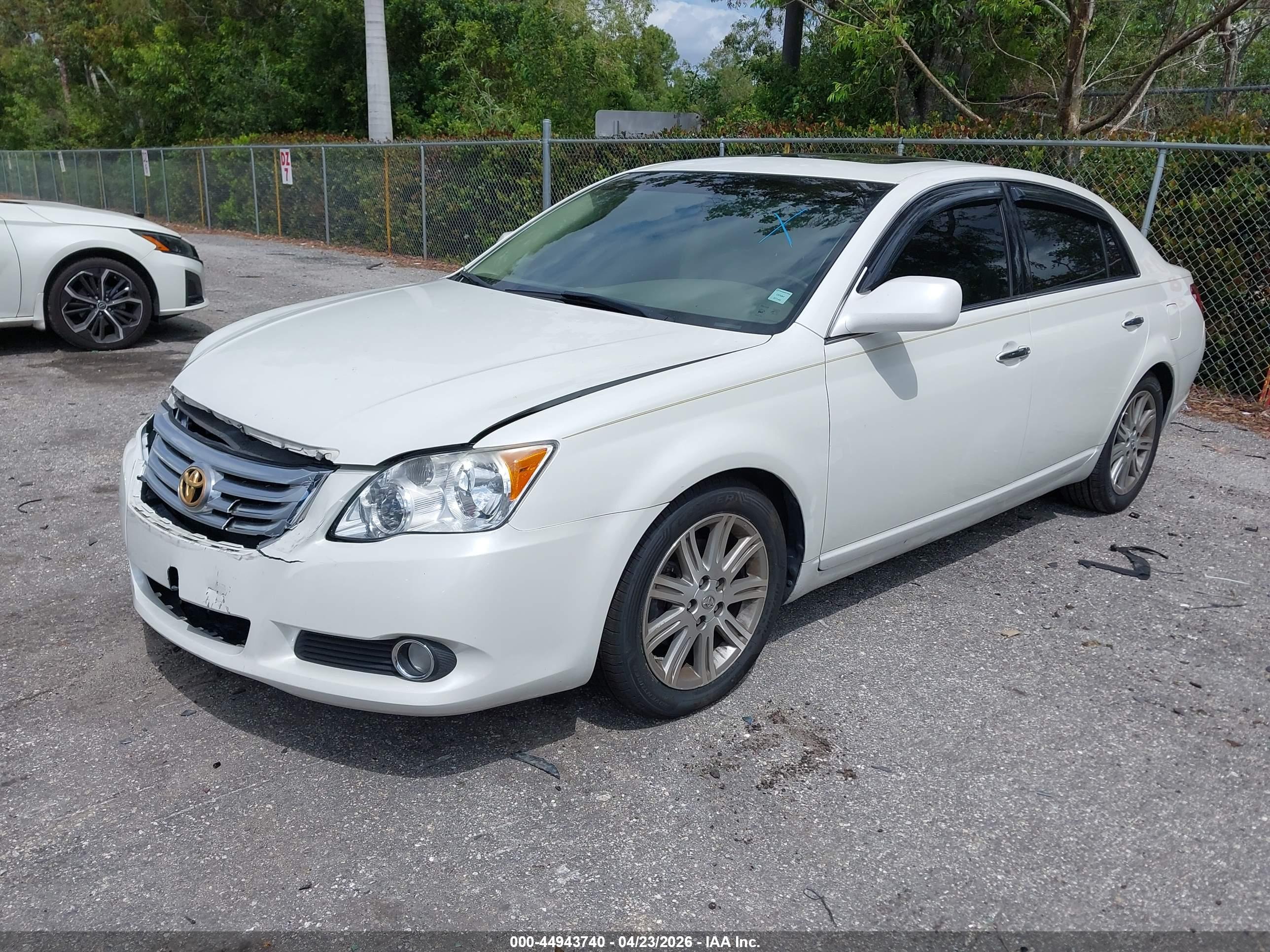 TOYOTA AVALON image 2