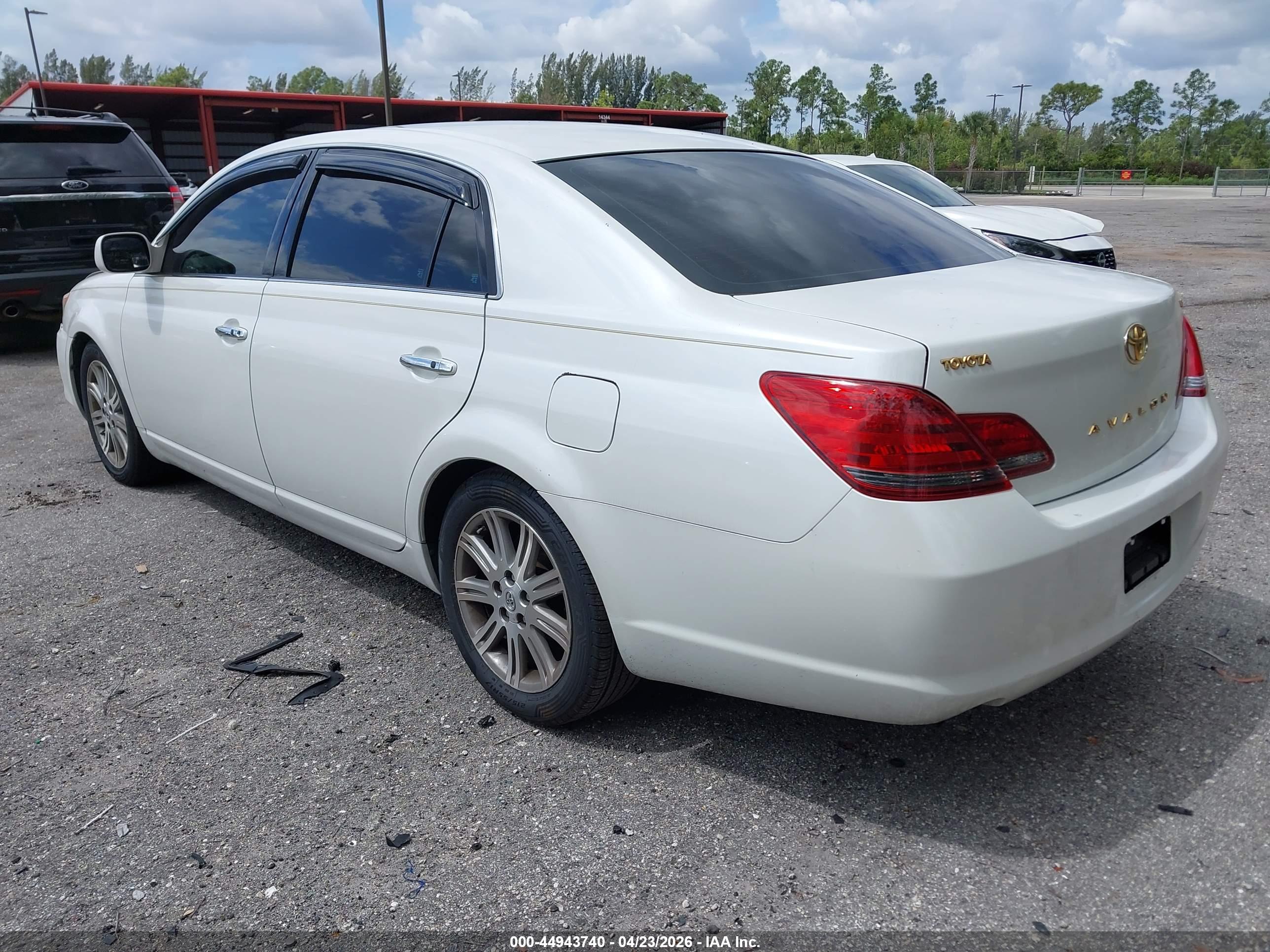TOYOTA AVALON image 3
