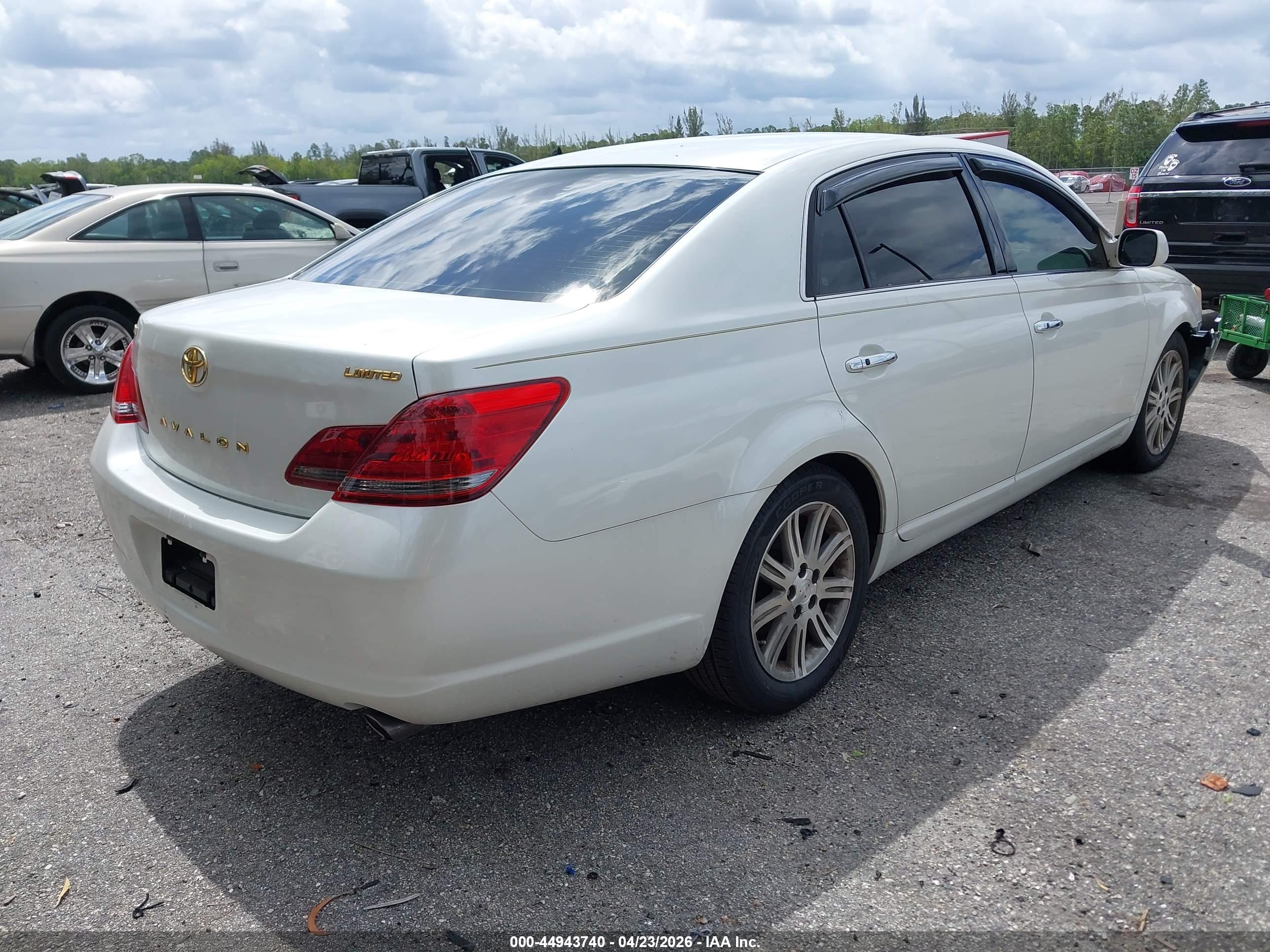 TOYOTA AVALON image 4