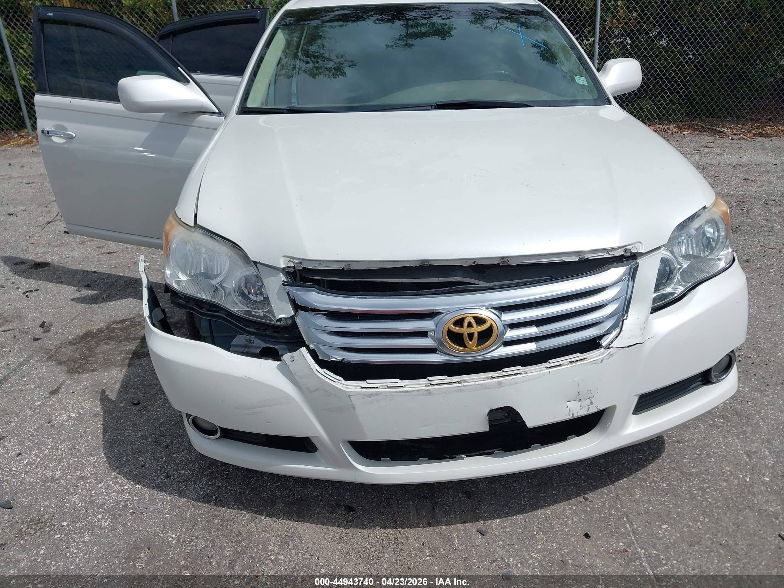 TOYOTA AVALON image 6