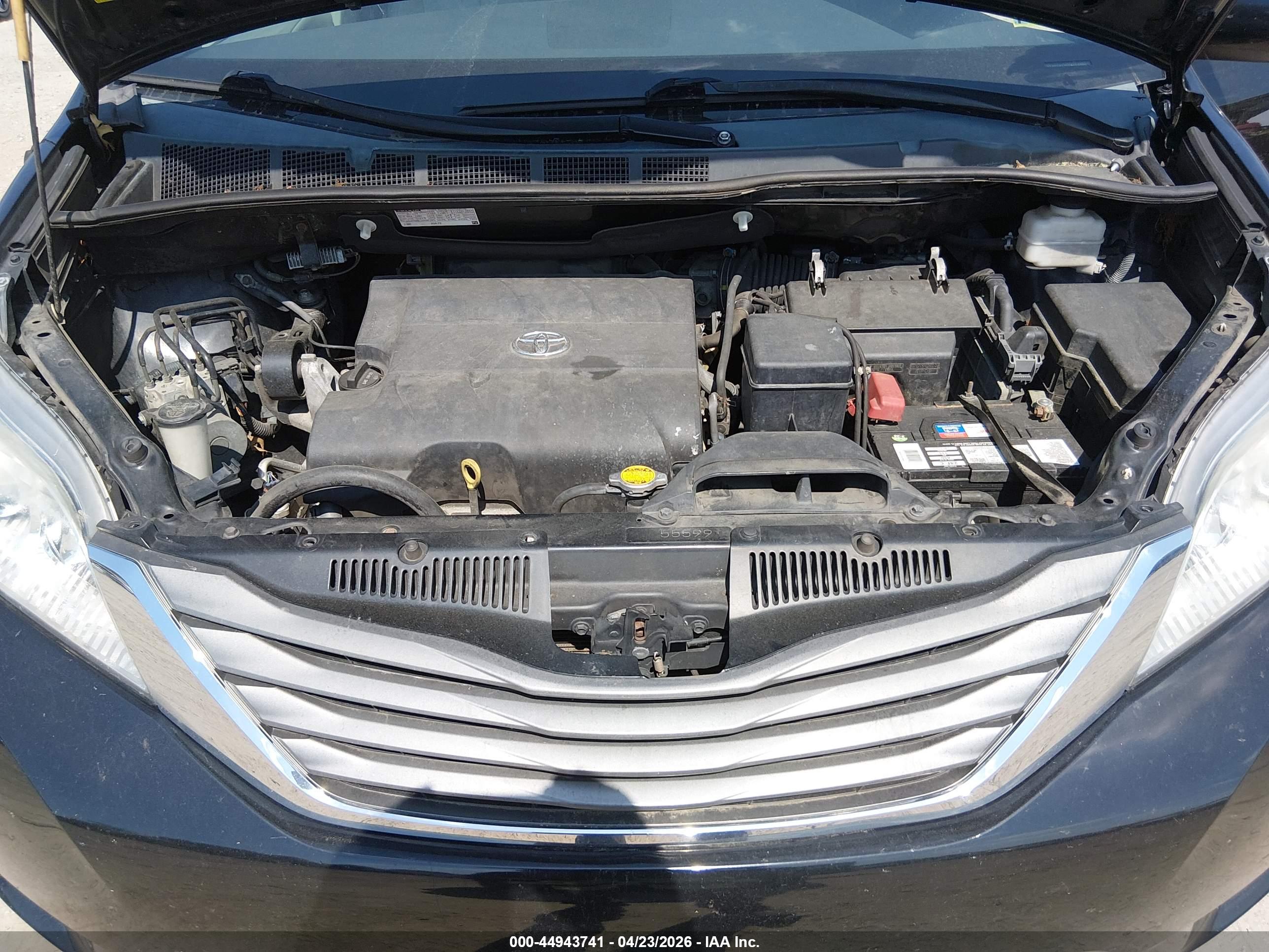 TOYOTA SIENNA image 10