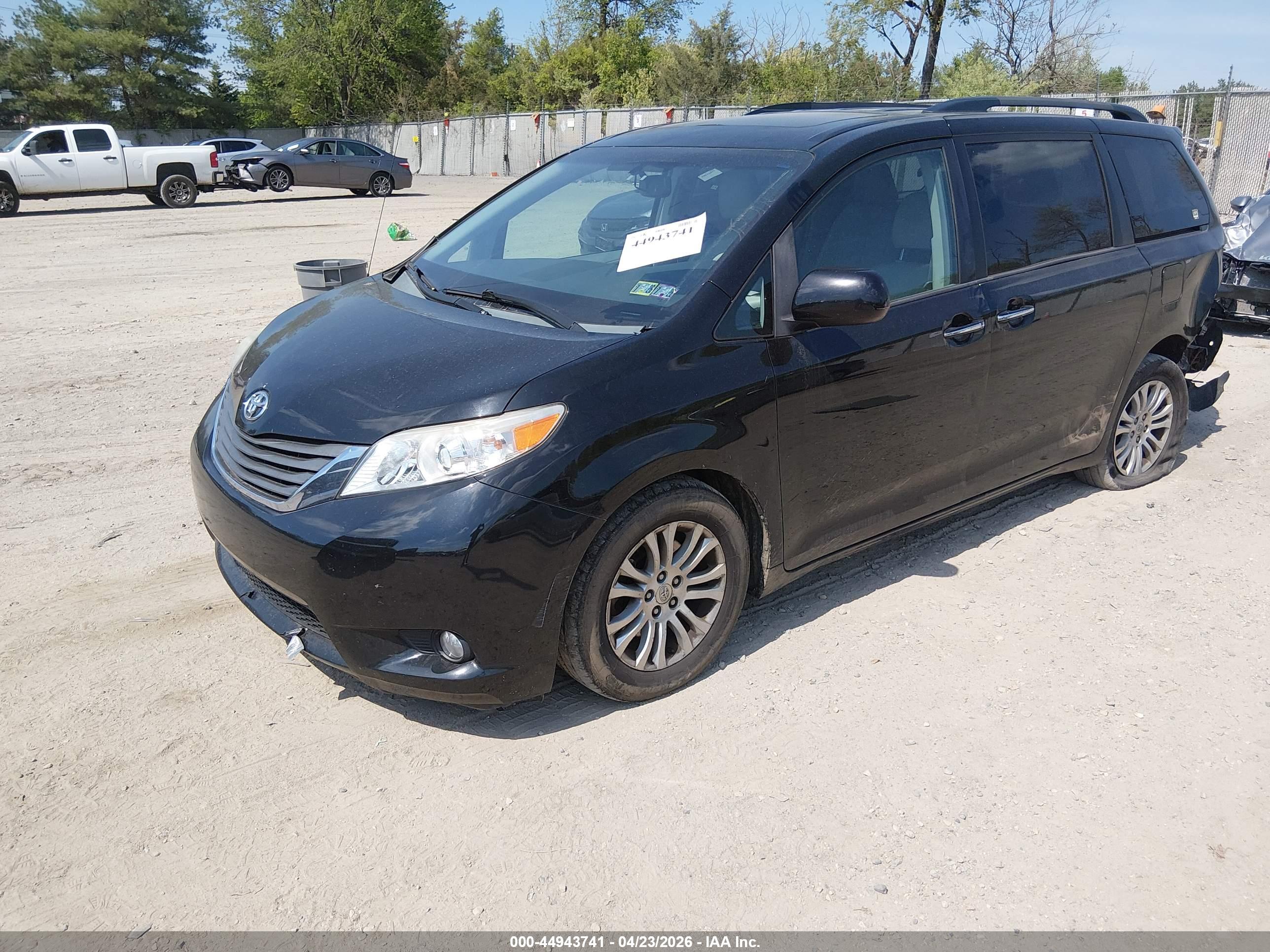TOYOTA SIENNA image 2