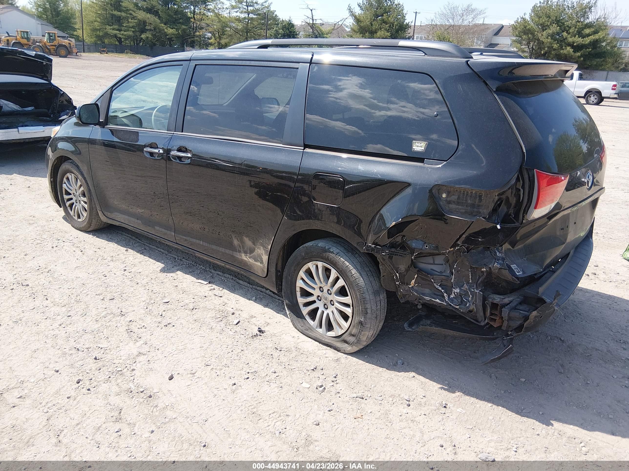 TOYOTA SIENNA image 3