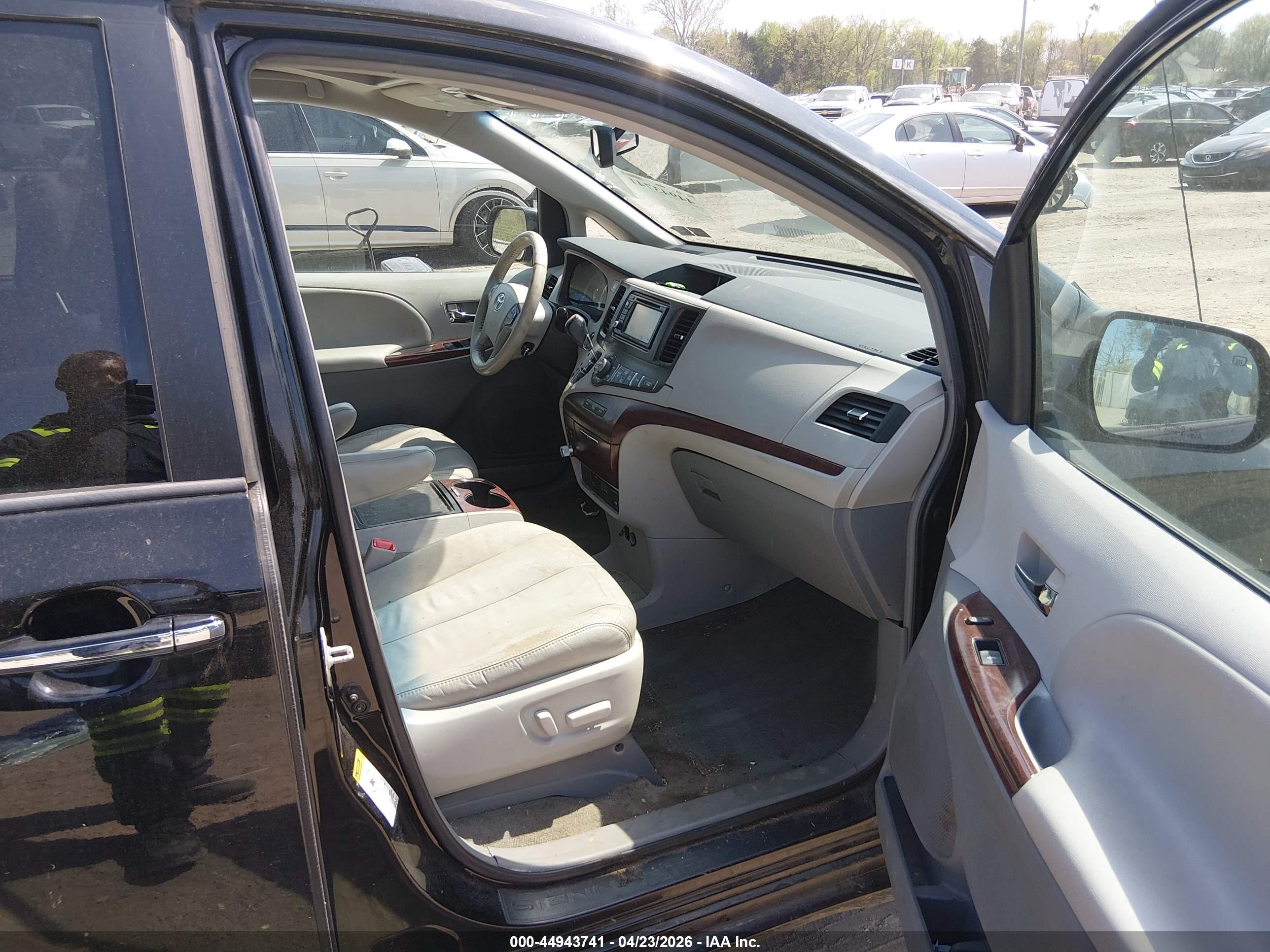 TOYOTA SIENNA image 5