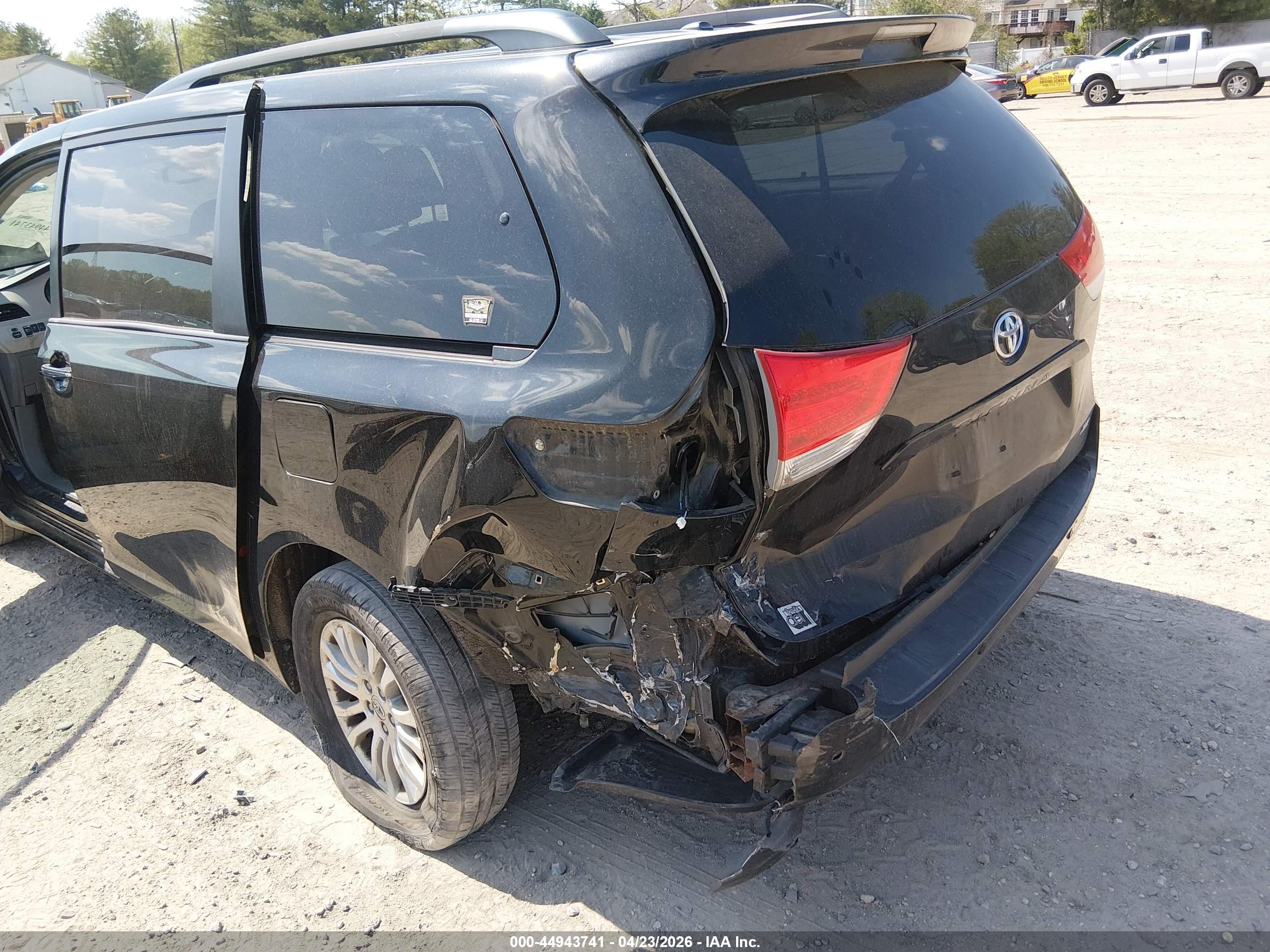 TOYOTA SIENNA image 6