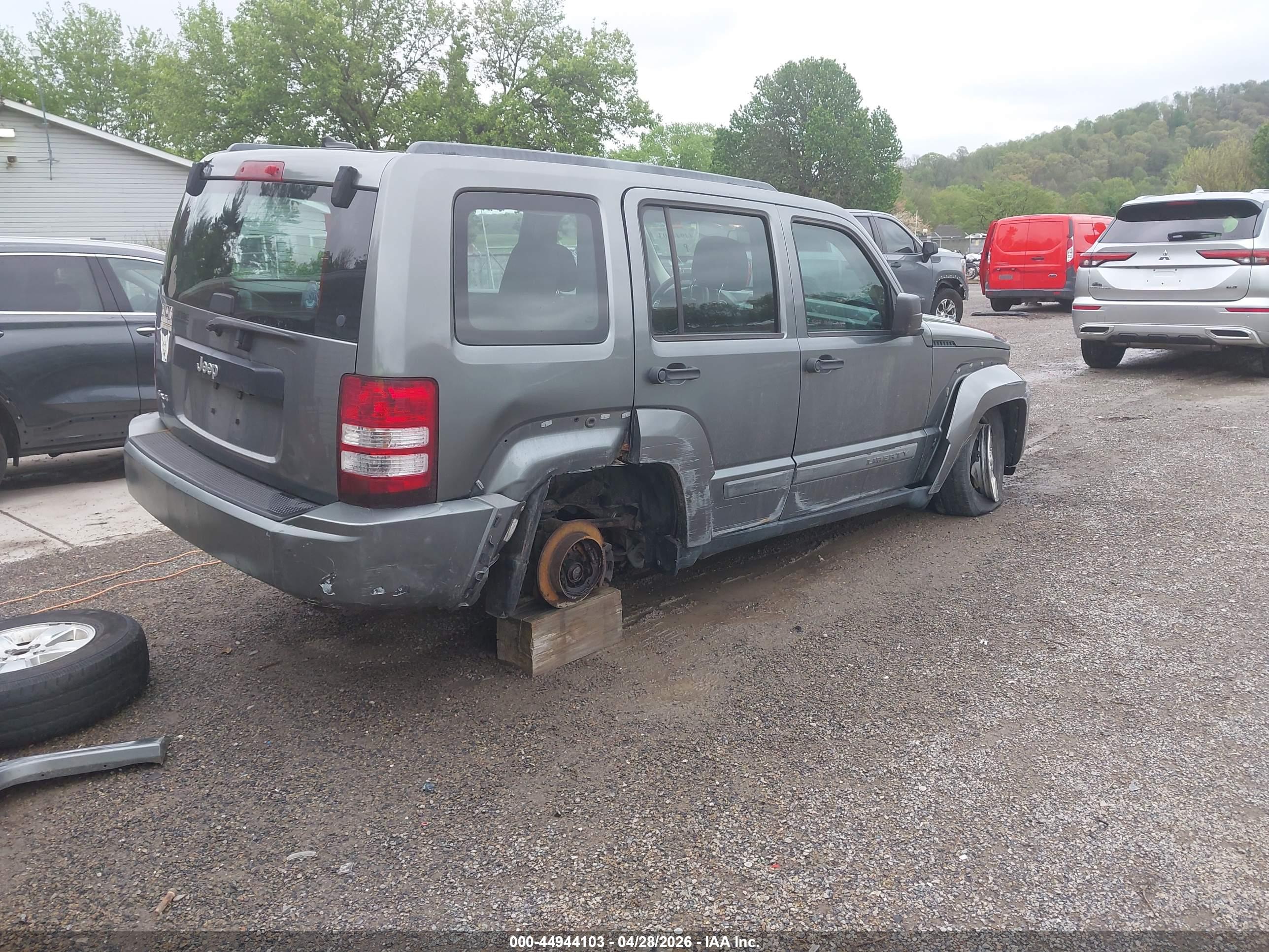JEEP LIBERTY image 4