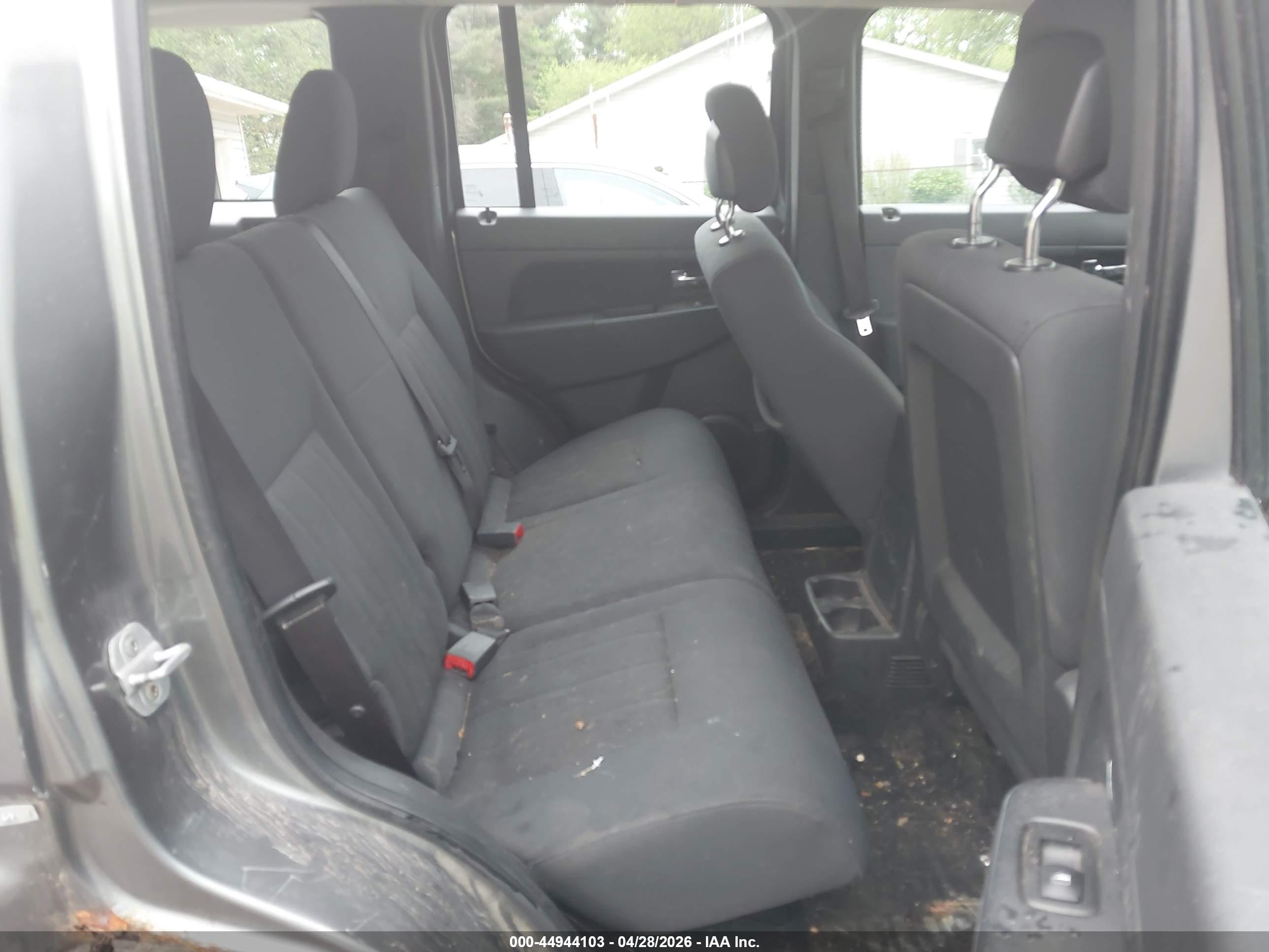 JEEP LIBERTY image 8