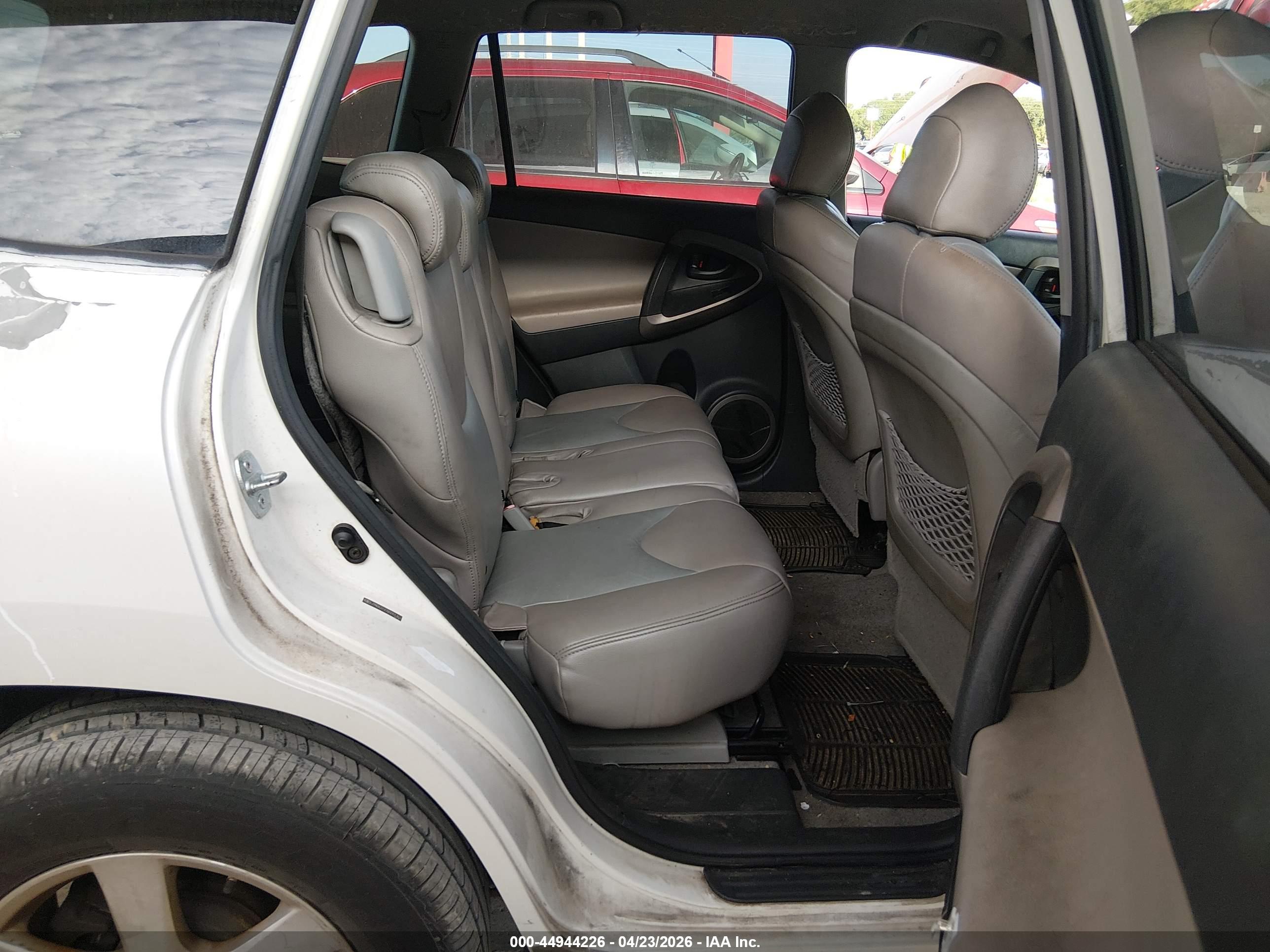 TOYOTA RAV4 image 8