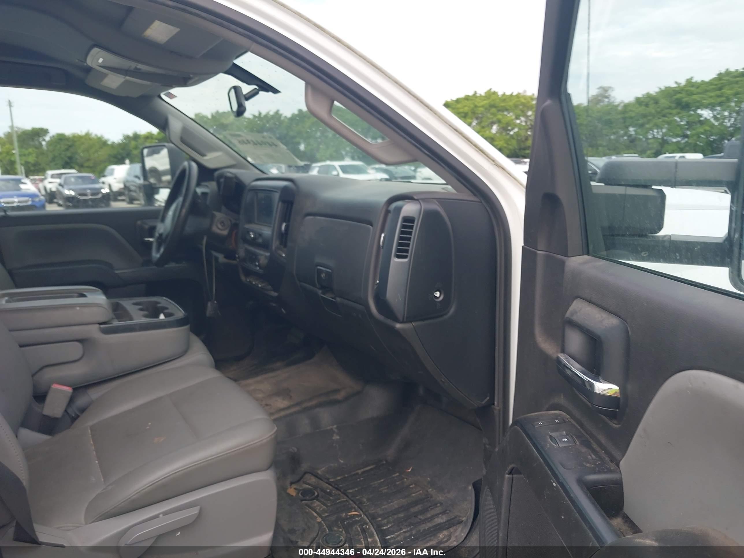 CHEVROLET SILVERADO image 5