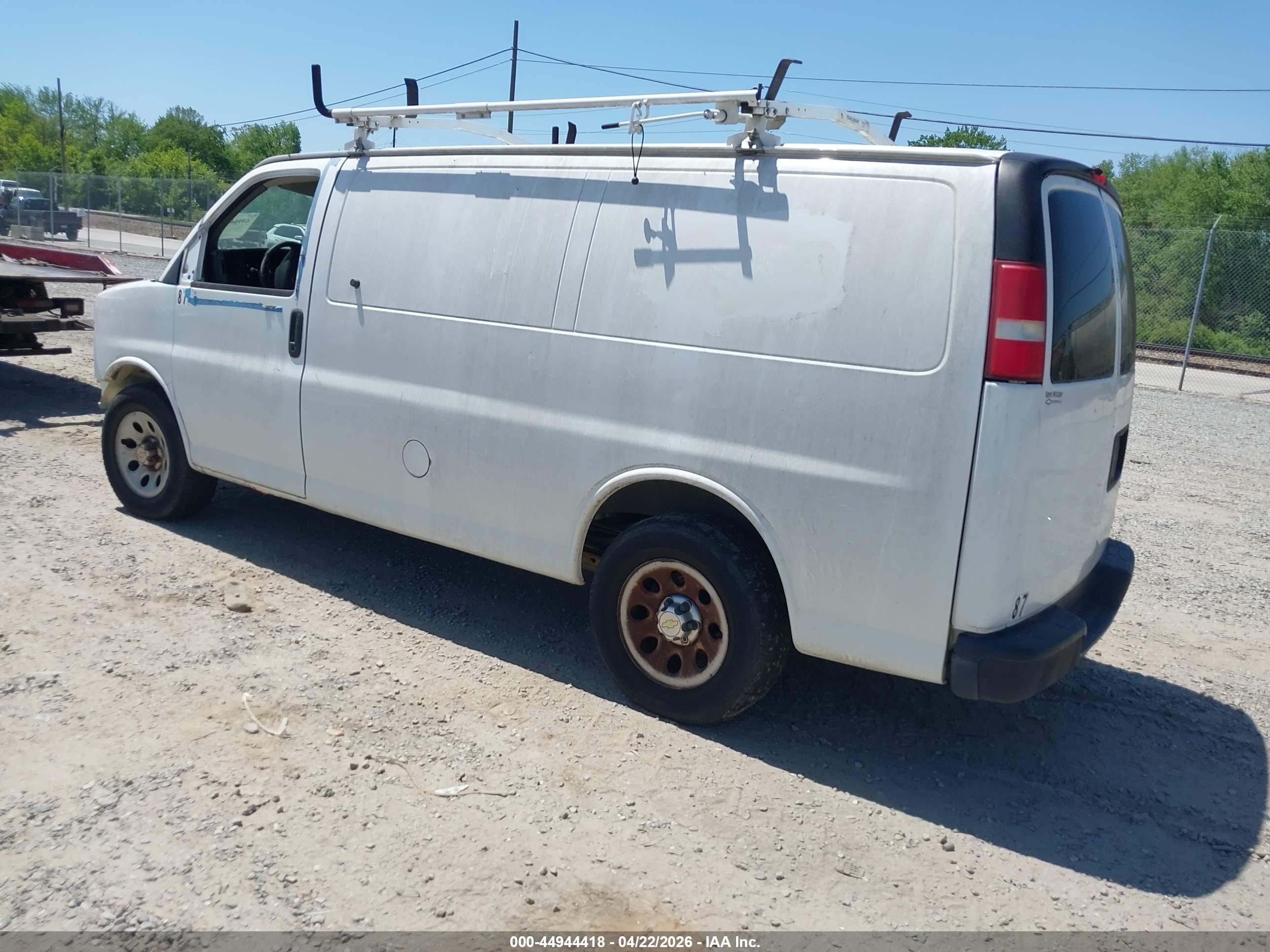 CHEVROLET EXPRESS image 3