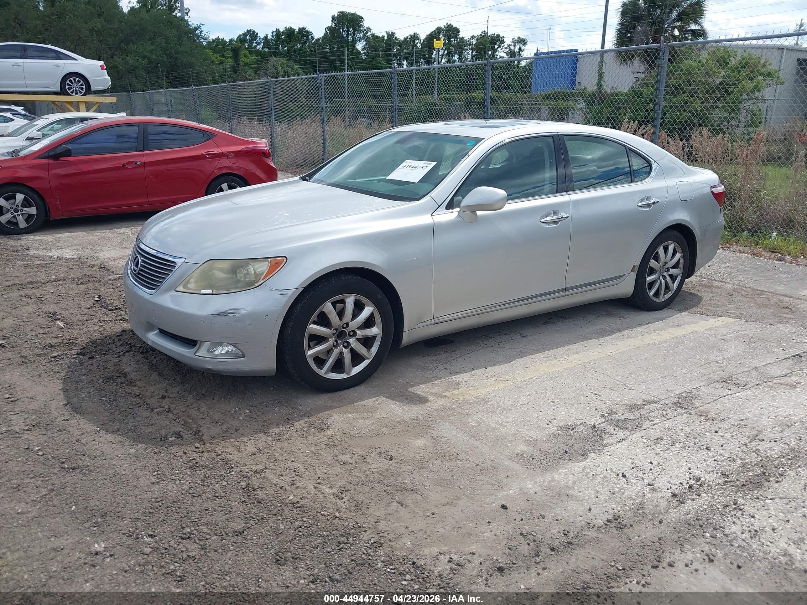LEXUS LS image 2
