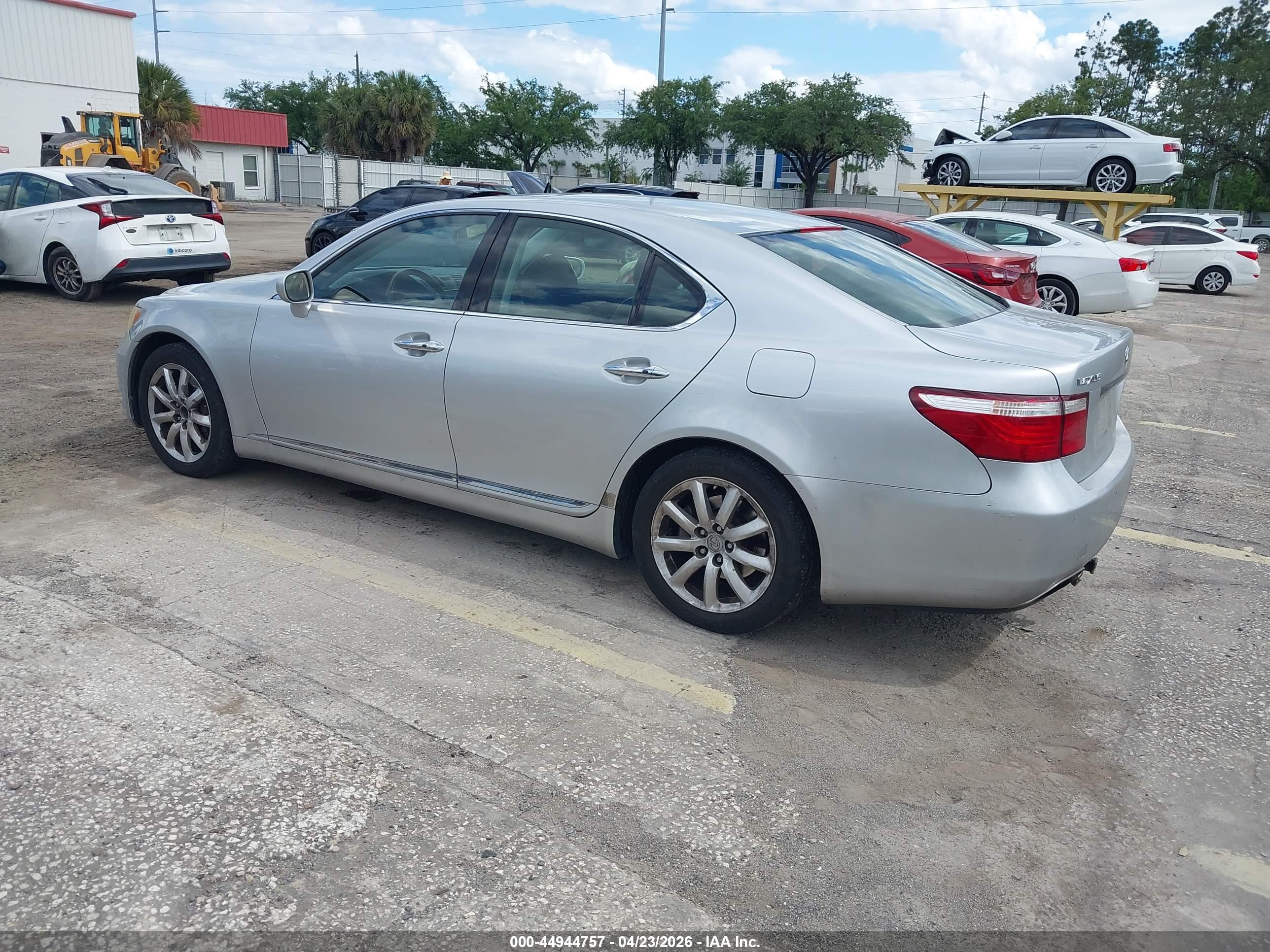 LEXUS LS image 3