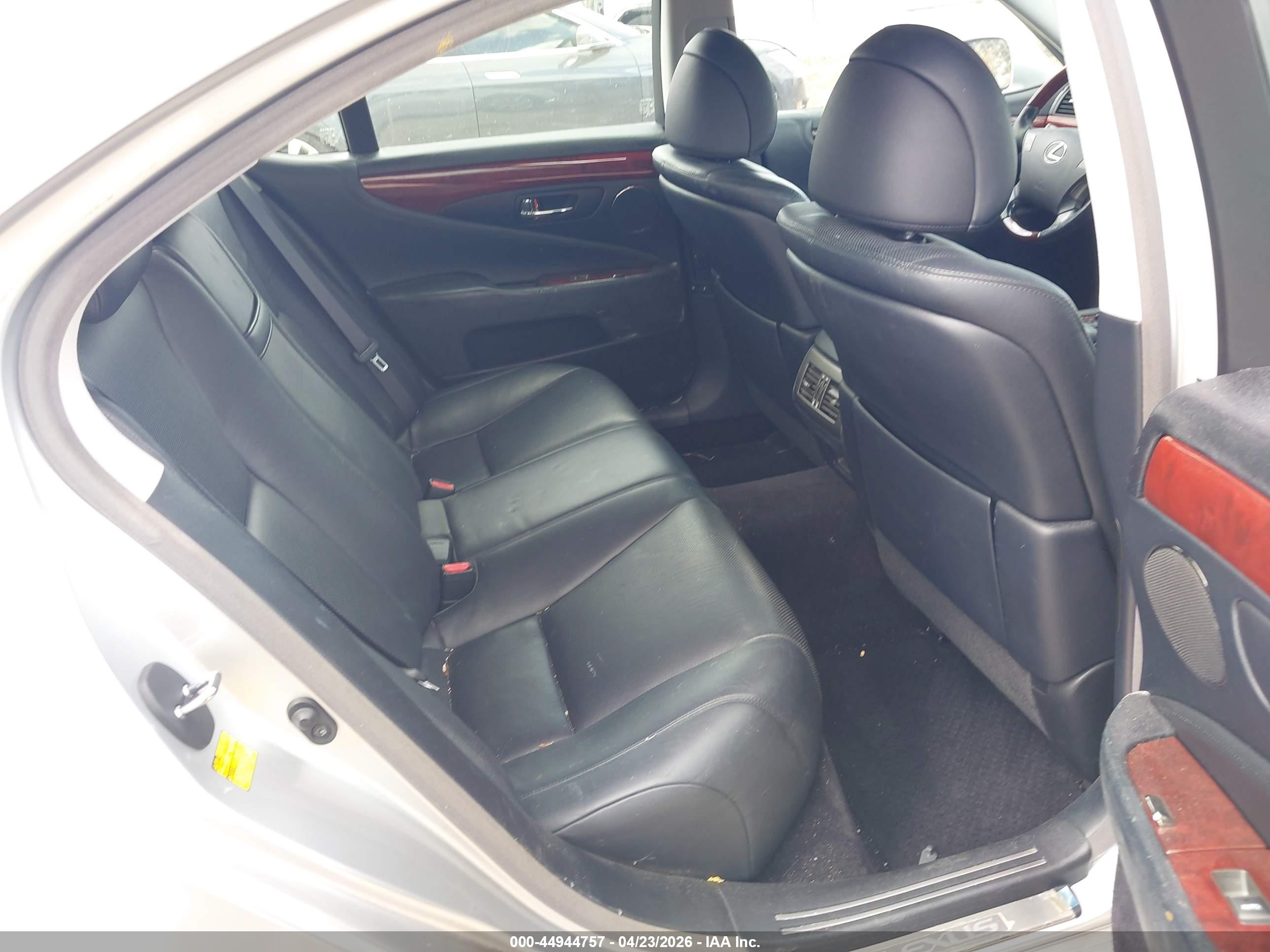 LEXUS LS image 8