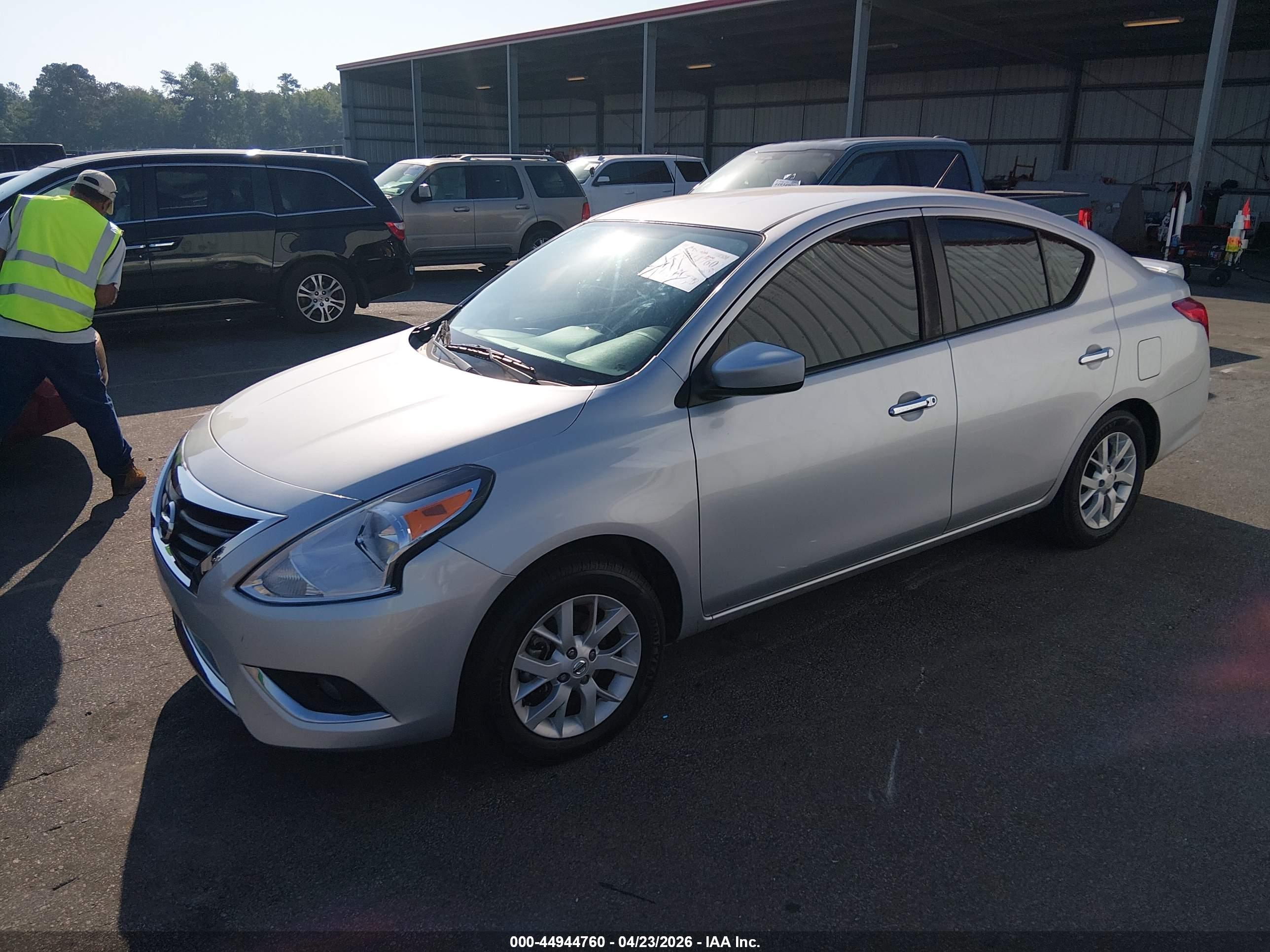 NISSAN VERSA image 2