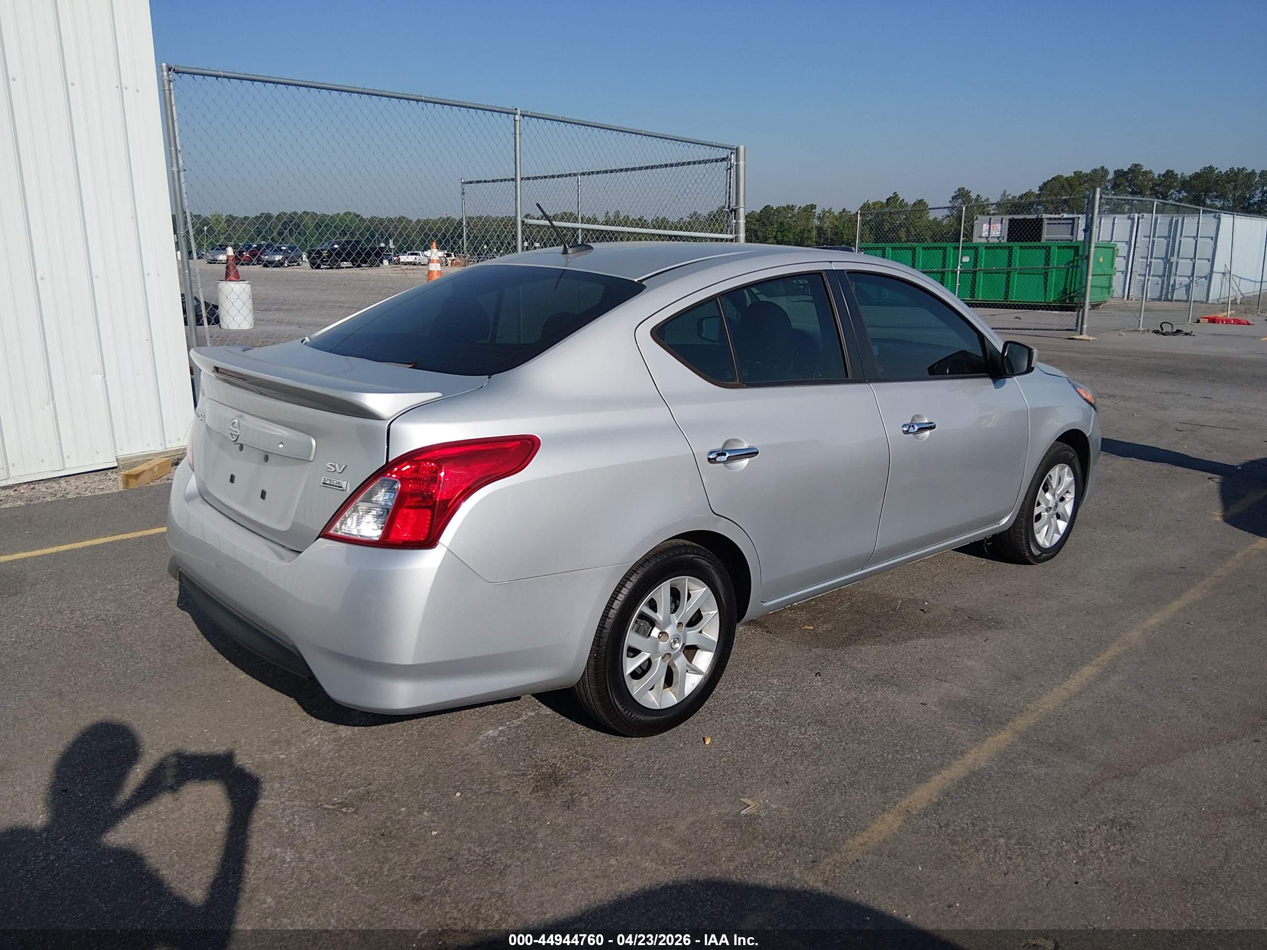 NISSAN VERSA image 4