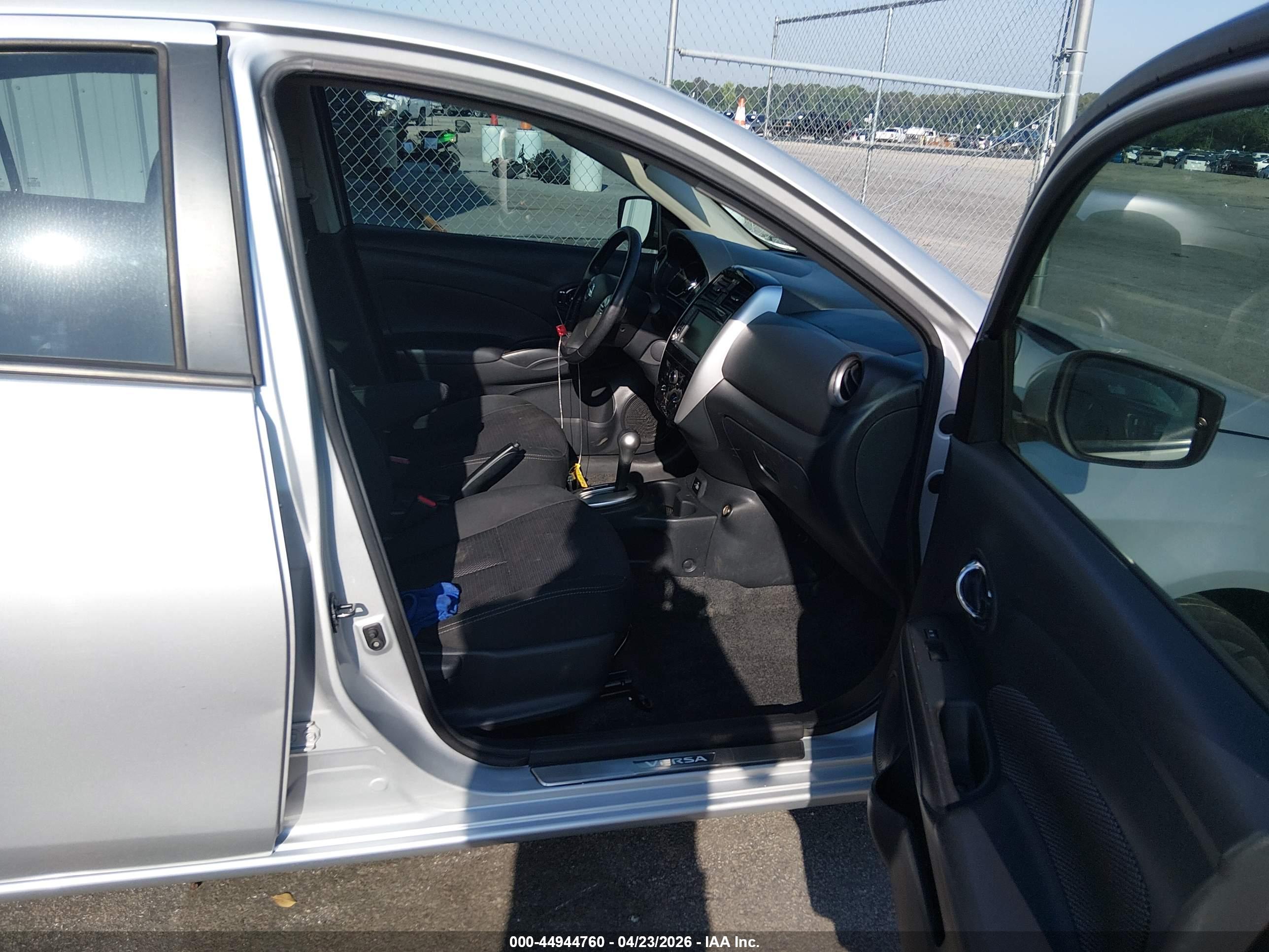 NISSAN VERSA image 5