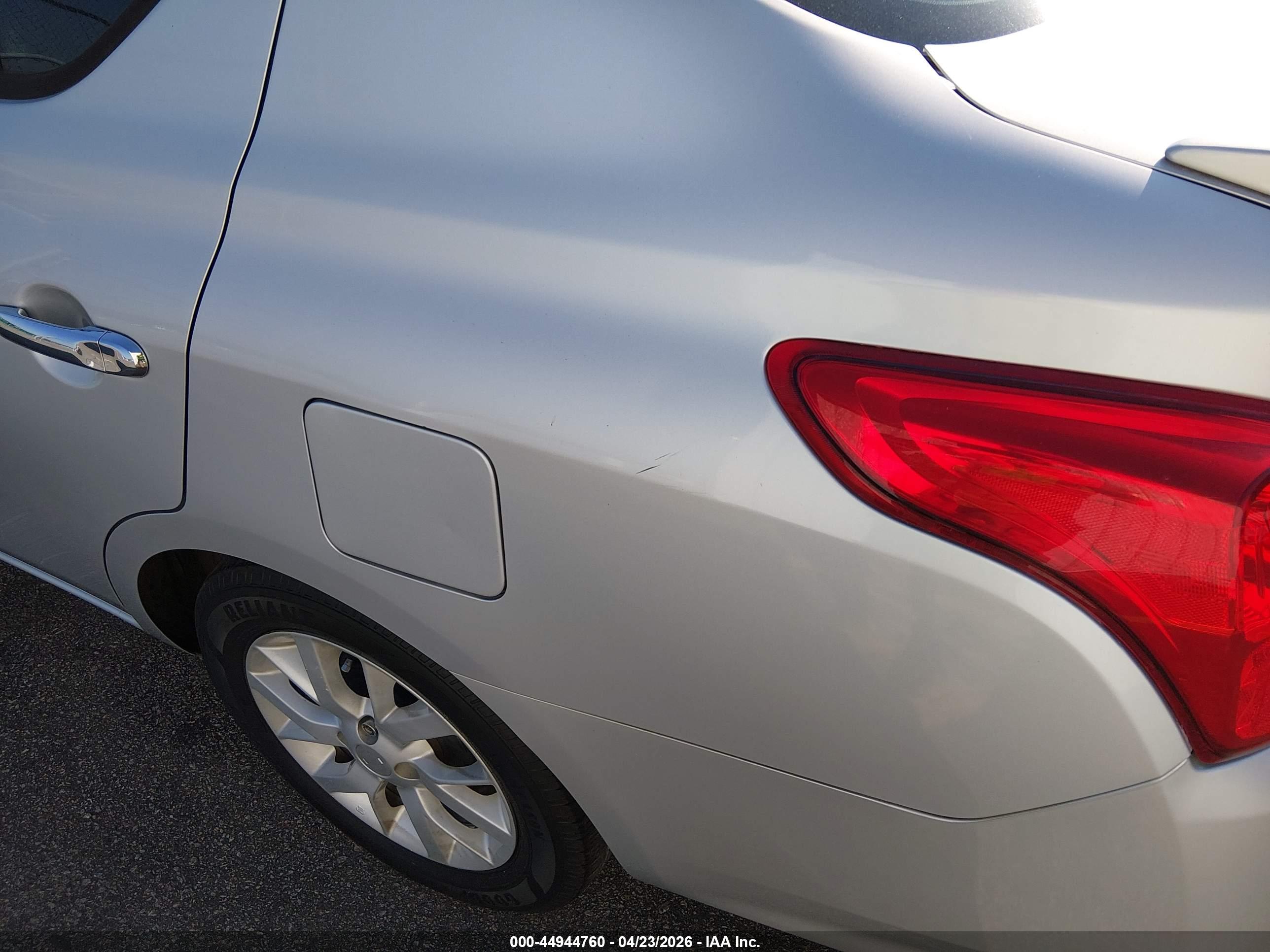 NISSAN VERSA image 6